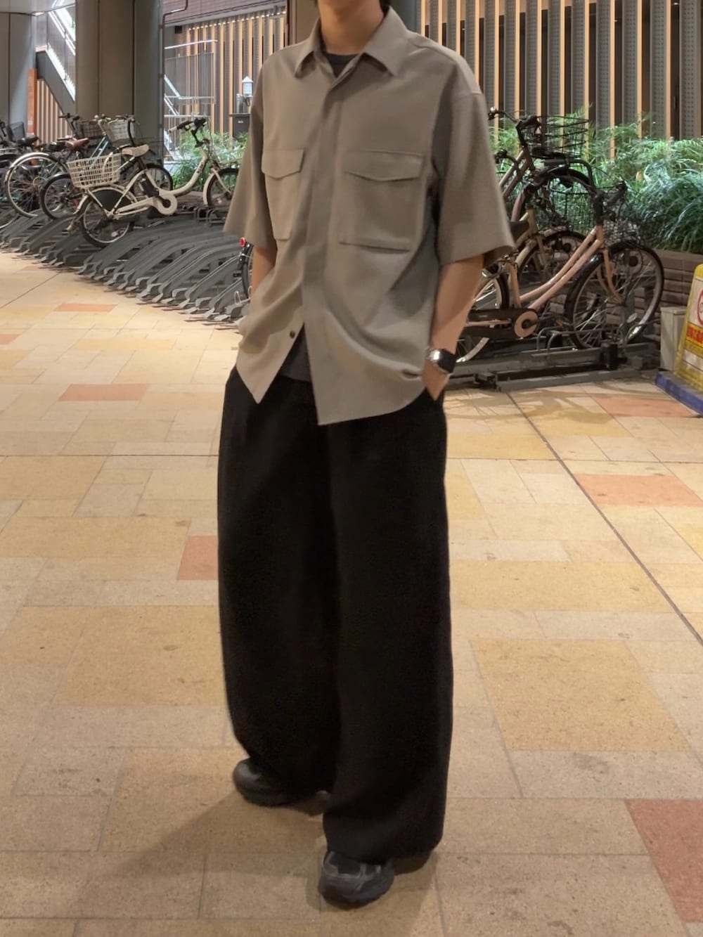 ベージュ系のシャツ/ブラウス、ブラック系のスラックス、ブラック系のスニーカーを着用したメンズの夏コーディネートの2枚目の写真