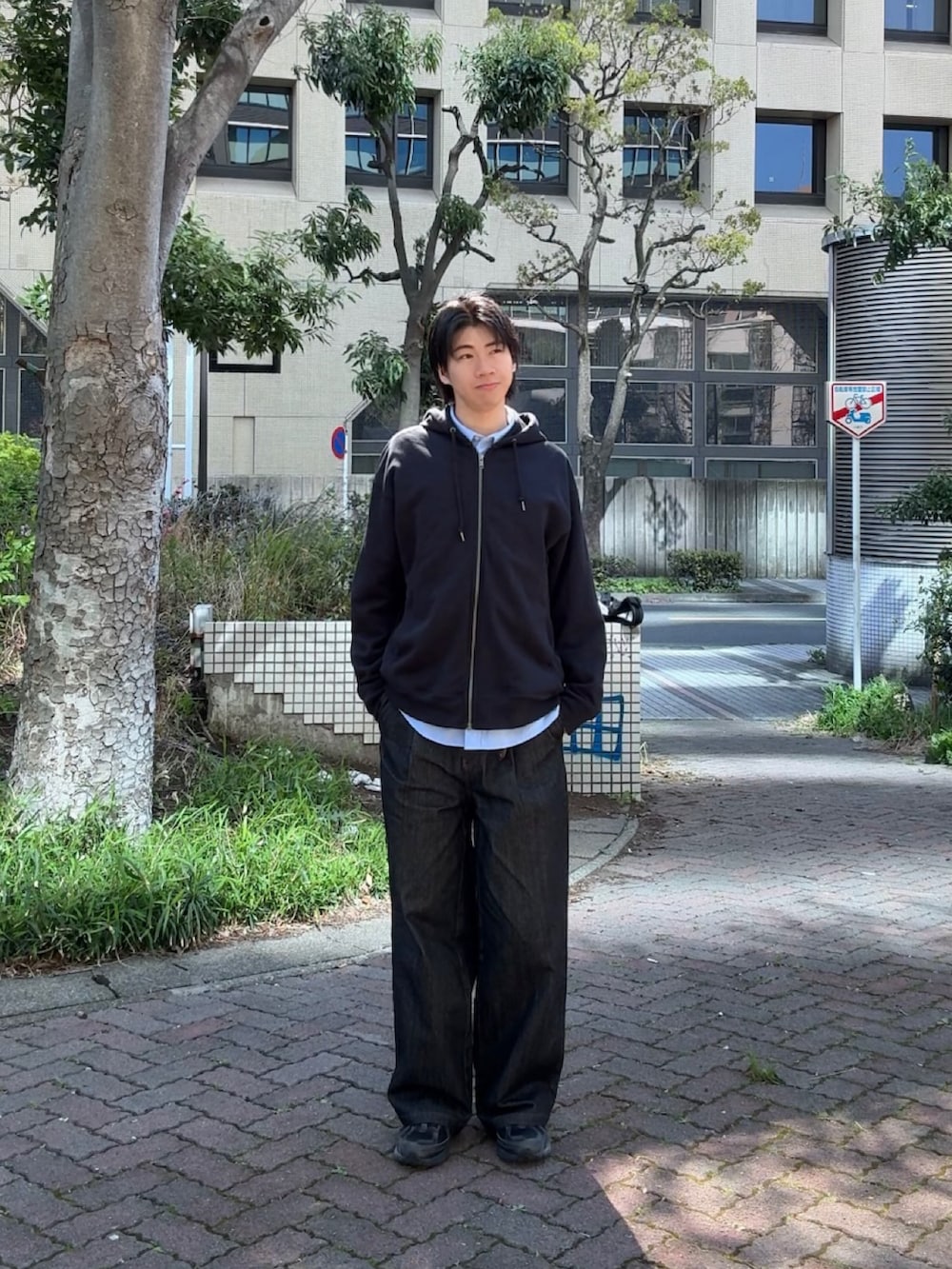 ブラック系のパーカー、ブルー系のシャツ/ブラウス、ブラック系のデニムパンツを着用したメンズの春コーディネートの2枚目の写真