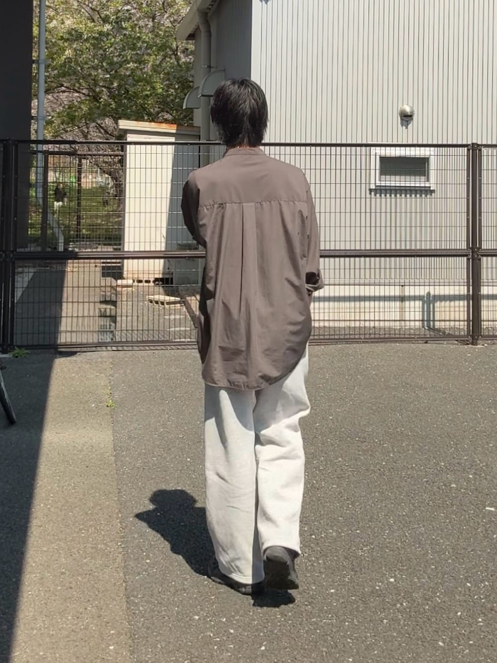 グレー系のシャツ/ブラウス、グレー系のスウェットパンツ、ブラック系のスニーカーを着用したメンズの春コーディネートの2枚目の写真