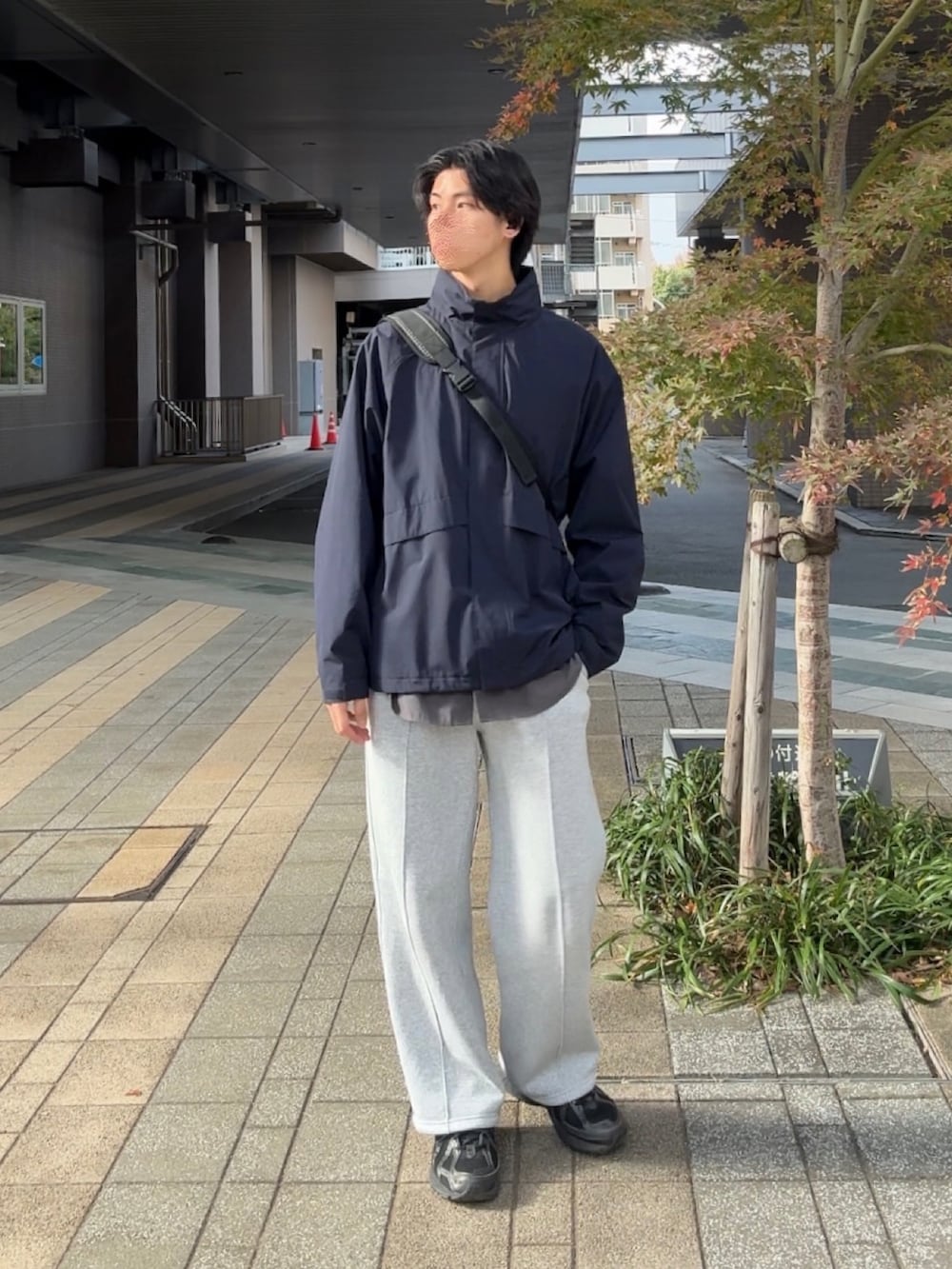 ブルー系のナイロンジャケット、ブラック系のボディバッグ/ウエストポーチ、グレー系のシャツ/ブラウスを着用したメンズの冬コーディネートの2枚目の写真