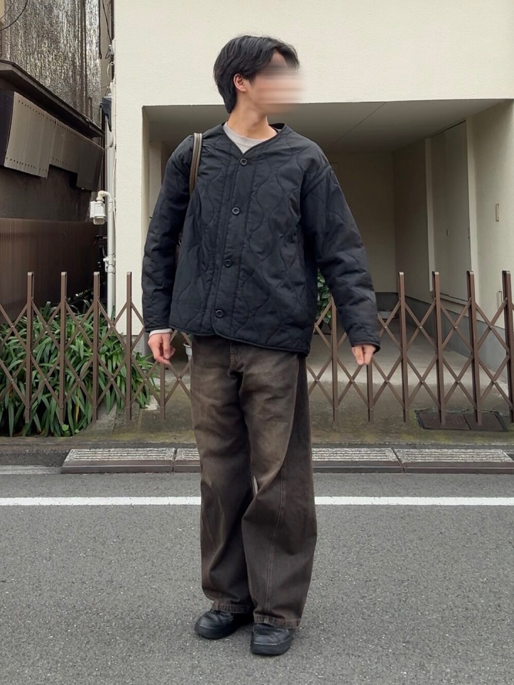 ベージュ系のスウェット、ブラック系のブルゾン、ブラック系のデニムパンツを着用したメンズの秋コーディネートの2枚目の写真