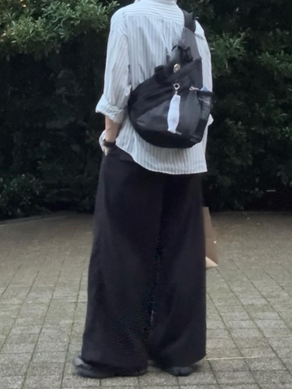ブルー系のシャツ/ブラウス、ブラック系のスラックス、ブラック系のスニーカーを着用したメンズの夏コーディネートの2枚目の写真