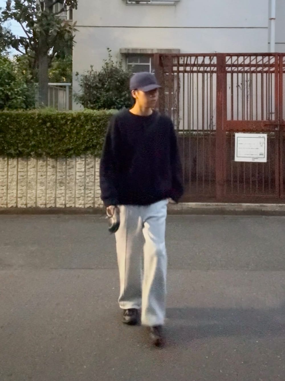 ブルー系のニット/セーター、グレー系のスウェットパンツ、ブラック系のスニーカーを着用したメンズの秋コーディネートの2枚目の写真