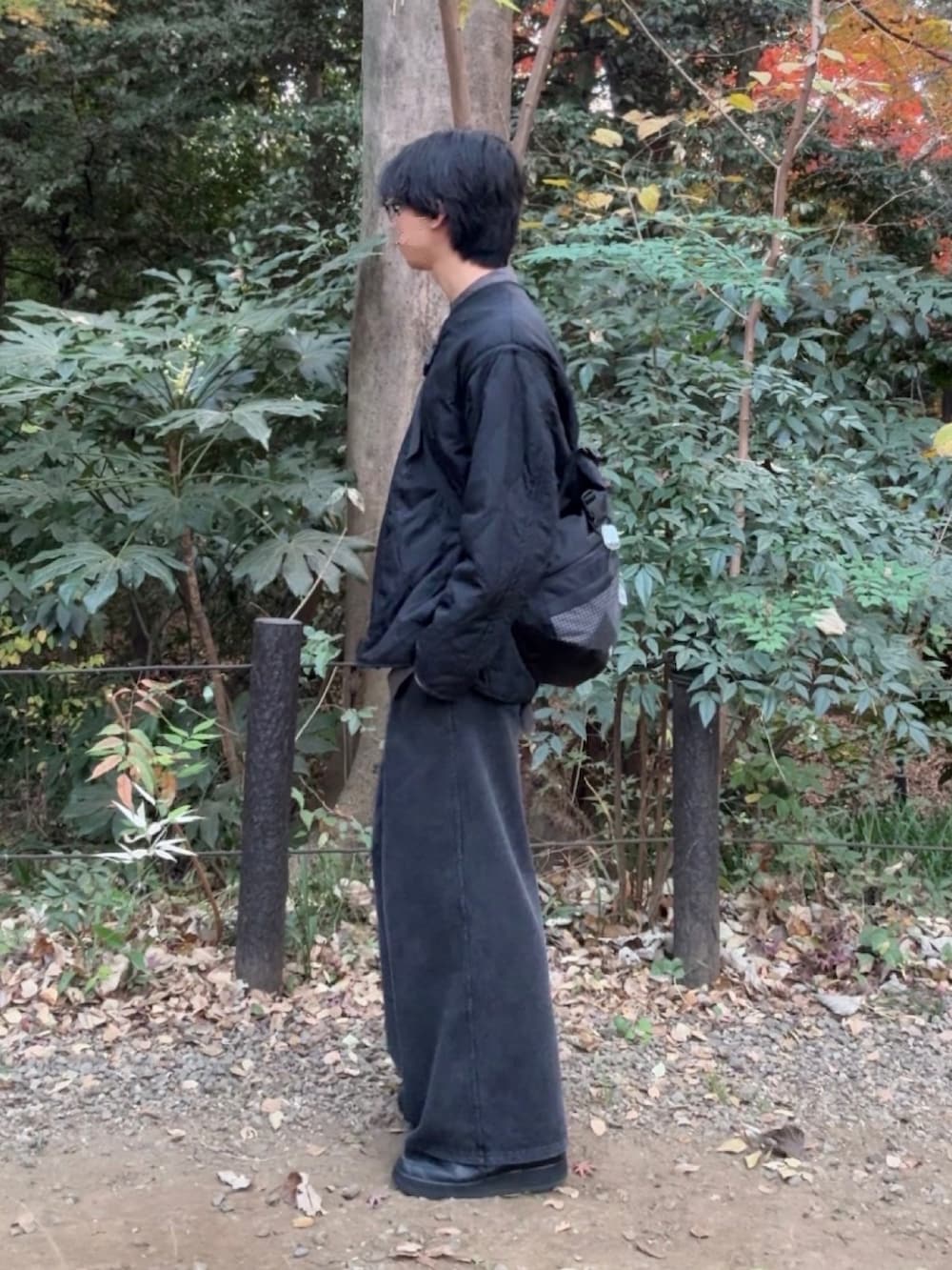 ブラック系のブルゾン、ベージュ系のスウェット、グレー系のシャツ/ブラウスを着用したメンズの冬コーディネートの3枚目の写真