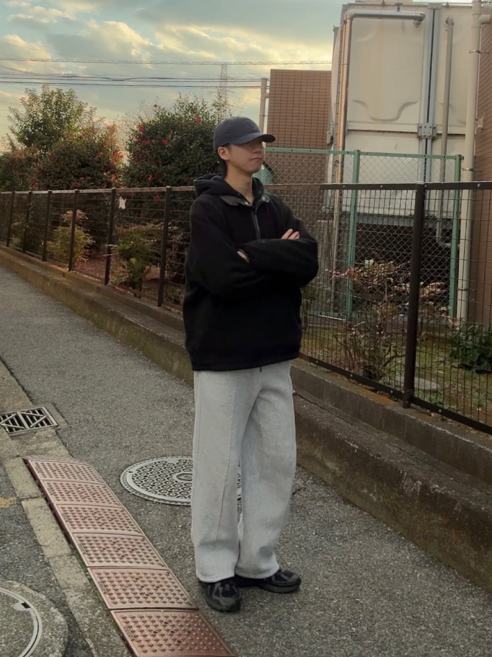 グリーン系のブルゾン、グレー系のスウェットパンツ、ブラック系のスニーカーを着用したメンズの冬コーディネートの3枚目の写真