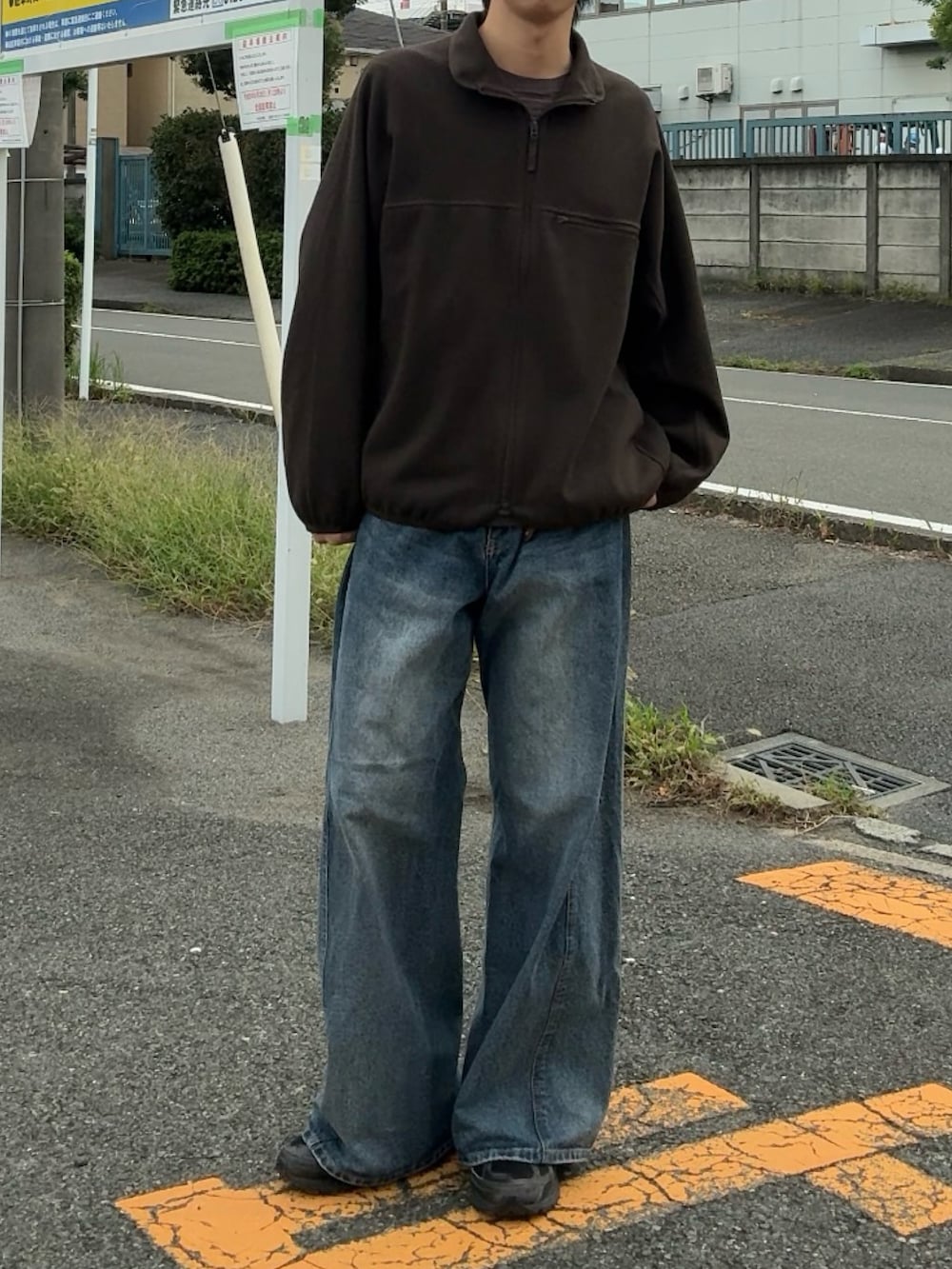 ブルー系のデニムパンツ、グレー系のTシャツ/カットソー、ブラウン系のブルゾンを着用したメンズの秋コーディネートの3枚目の写真