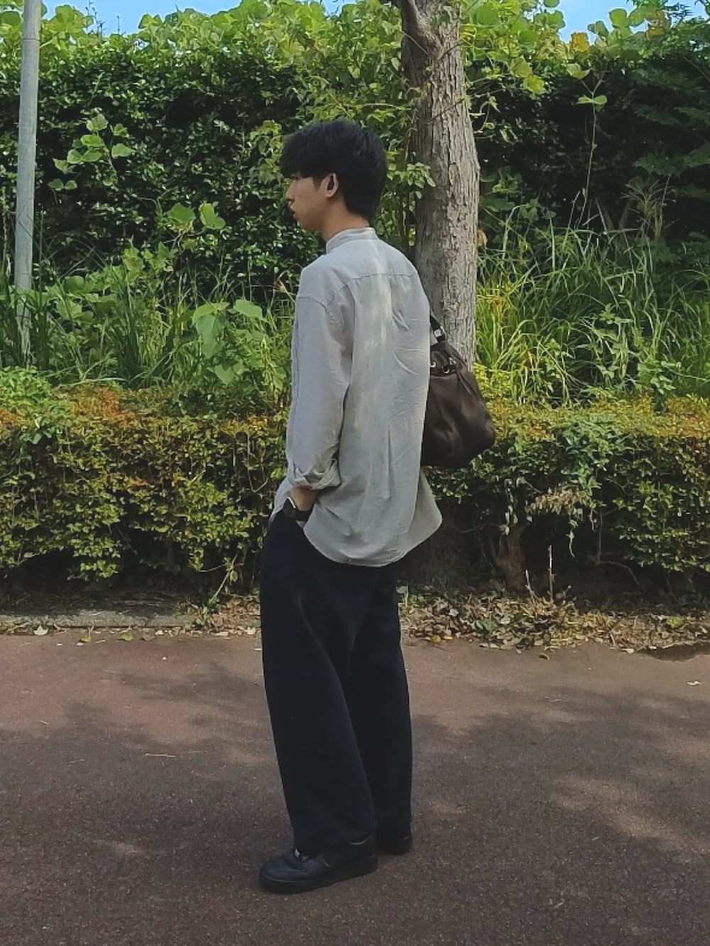 ベージュ系のシャツ/ブラウス、ブラウン系のボストンバッグ、ブルー系のスウェットパンツを着用したメンズの秋コーディネートの2枚目の写真