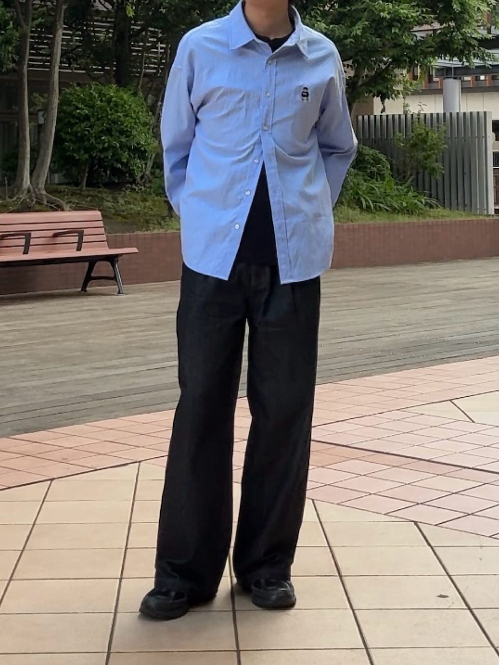 ブルー系のシャツ/ブラウス、ブラック系のデニムパンツ、ブラック系のスニーカーを着用したメンズの夏コーディネートの2枚目の写真