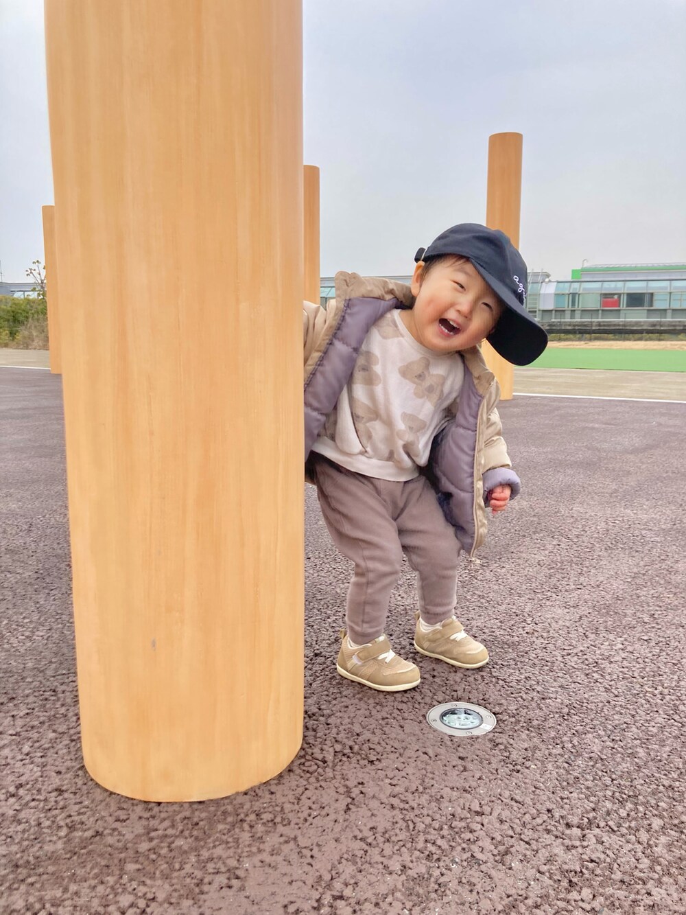 ホワイト系のスウェット、ベージュ系のブルゾン、ベージュ系のその他パンツを着用したキッズの冬コーディネートの2枚目の写真