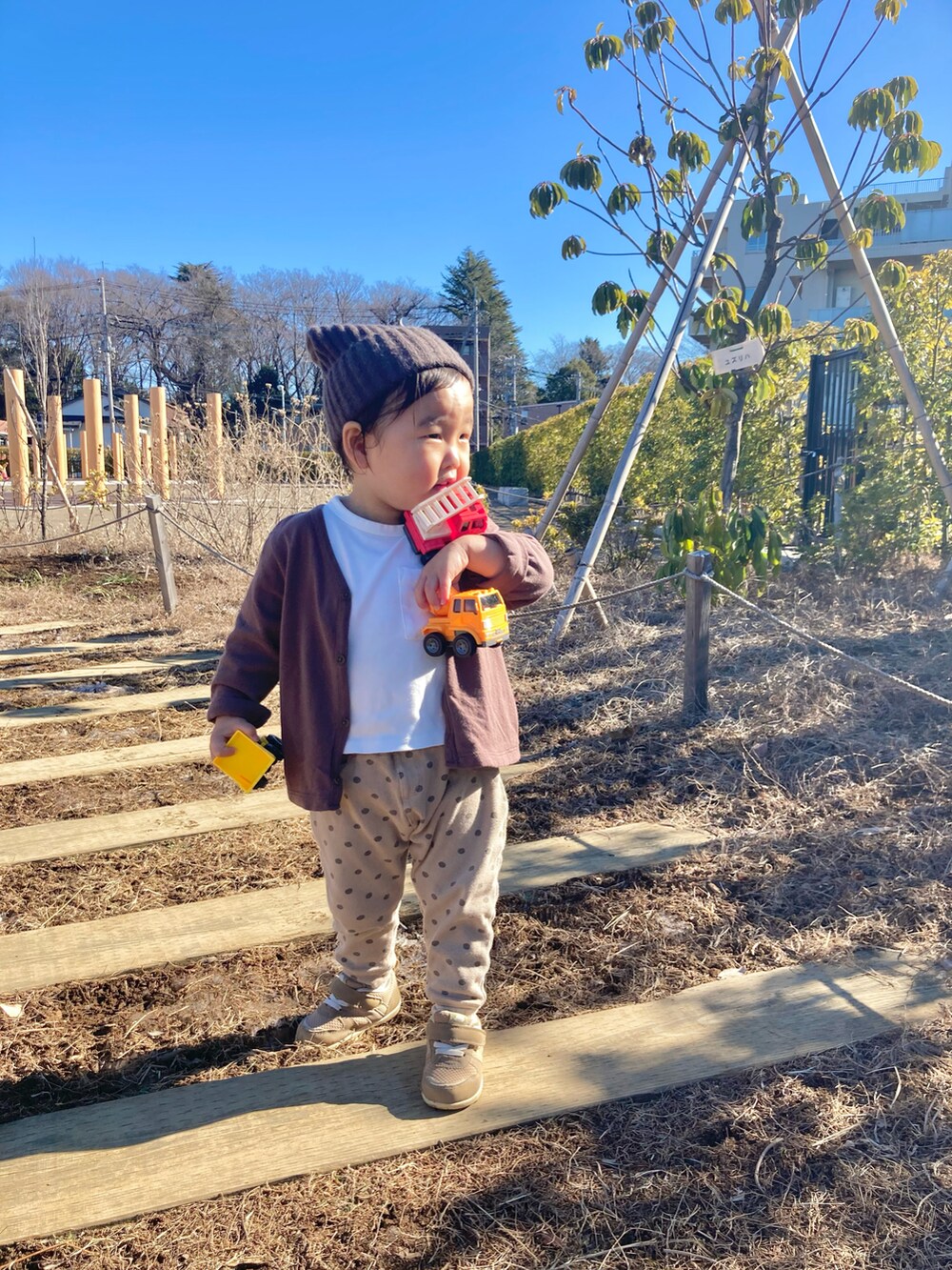 「キッズコーデ、2歳、男の子、プチプラ、ニット帽、カーディガン、ドット、ブラウン、春コーデ」｜「DAISOのアイテム（ニットキャップ/ビーニー、グレー系）」を使った、kedamaさん（キッズ・80cm）の冬コーディネートの2枚目の写真