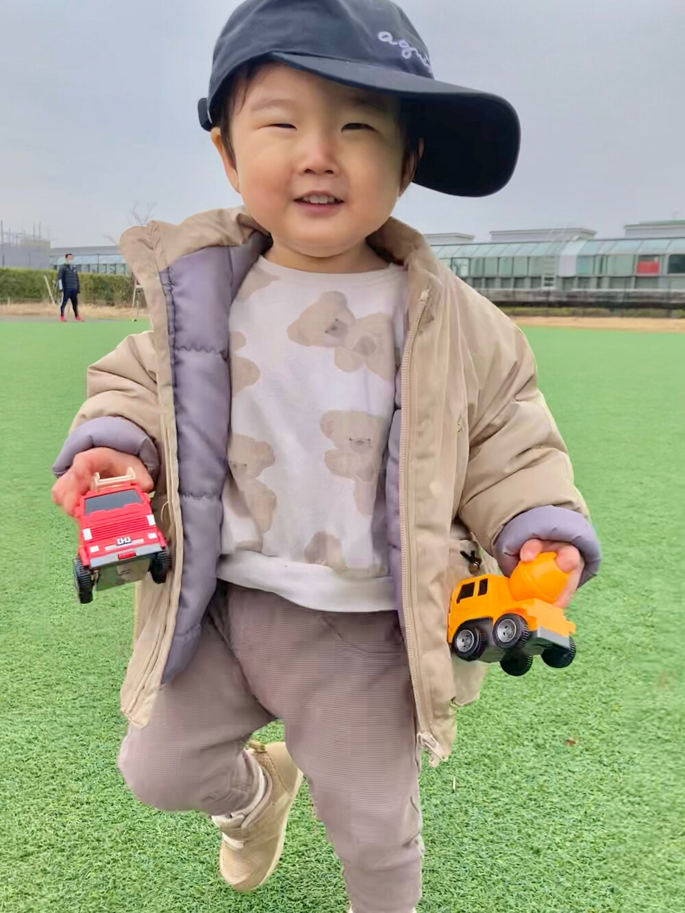 ホワイト系のスウェット、ベージュ系のブルゾン、ベージュ系のその他パンツを着用したキッズの冬コーディネートの3枚目の写真