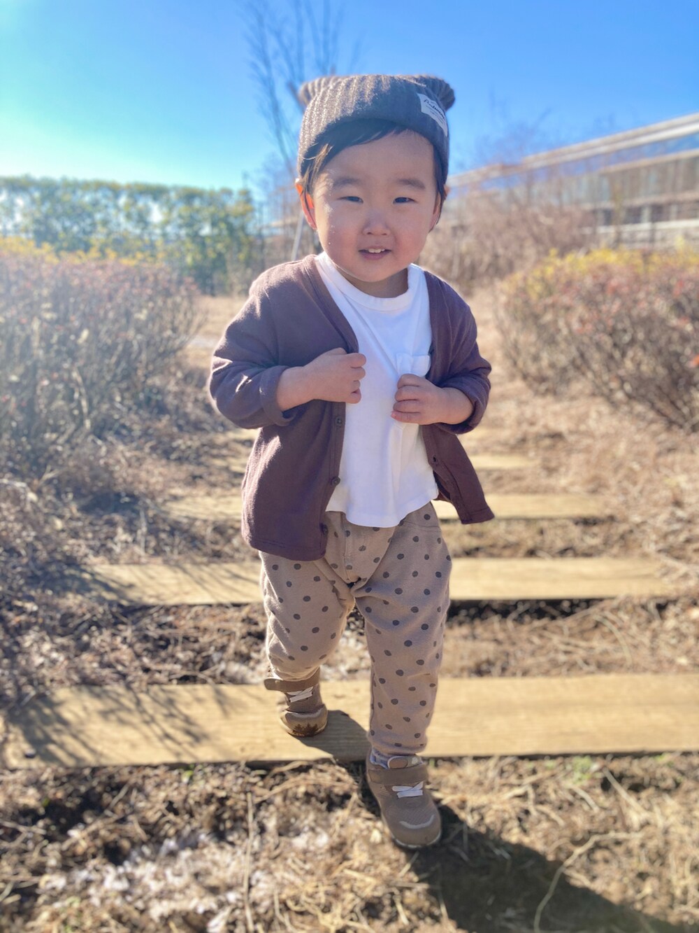 「キッズコーデ、2歳、男の子、プチプラ、ニット帽、カーディガン、ドット、ブラウン、春コーデ」｜「DAISOのアイテム（ニットキャップ/ビーニー、グレー系）」を使った、kedamaさん（キッズ・80cm）の冬コーディネートの3枚目の写真