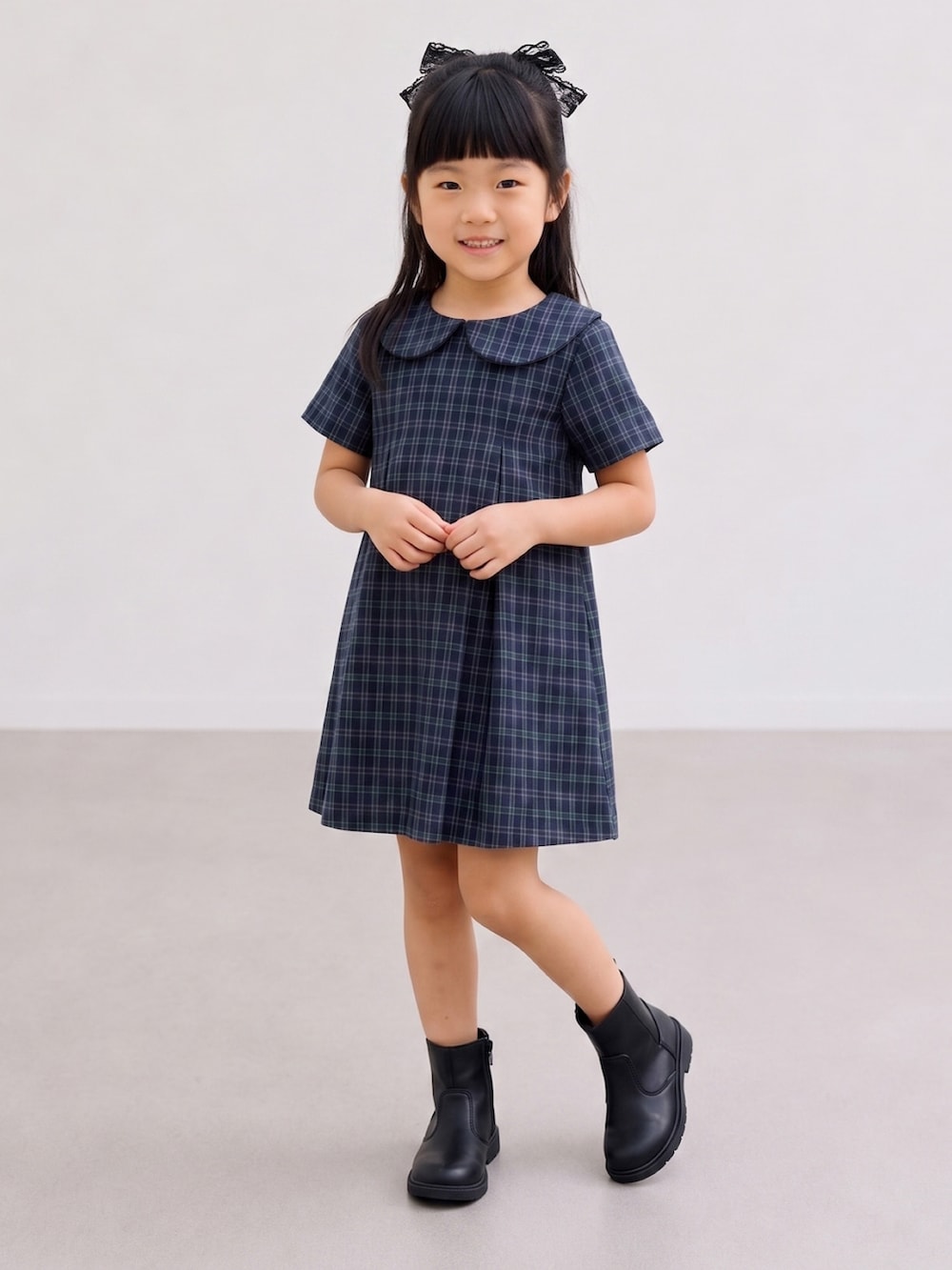 ブルー系のワンピースを着用したキッズの夏コーディネートの4枚目の写真