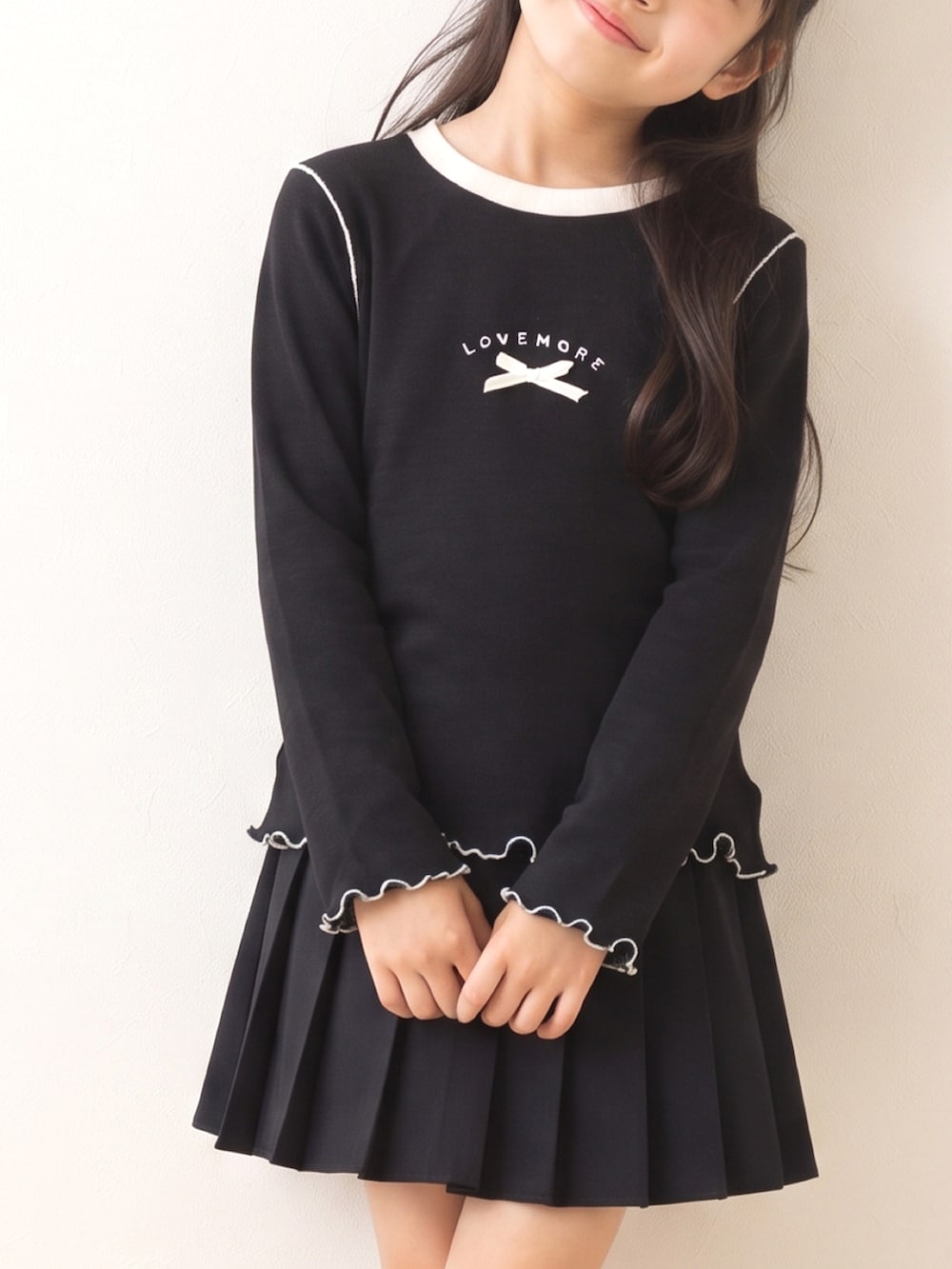 ブラック系のTシャツ/カットソーを着用したキッズの秋コーディネートの3枚目の写真