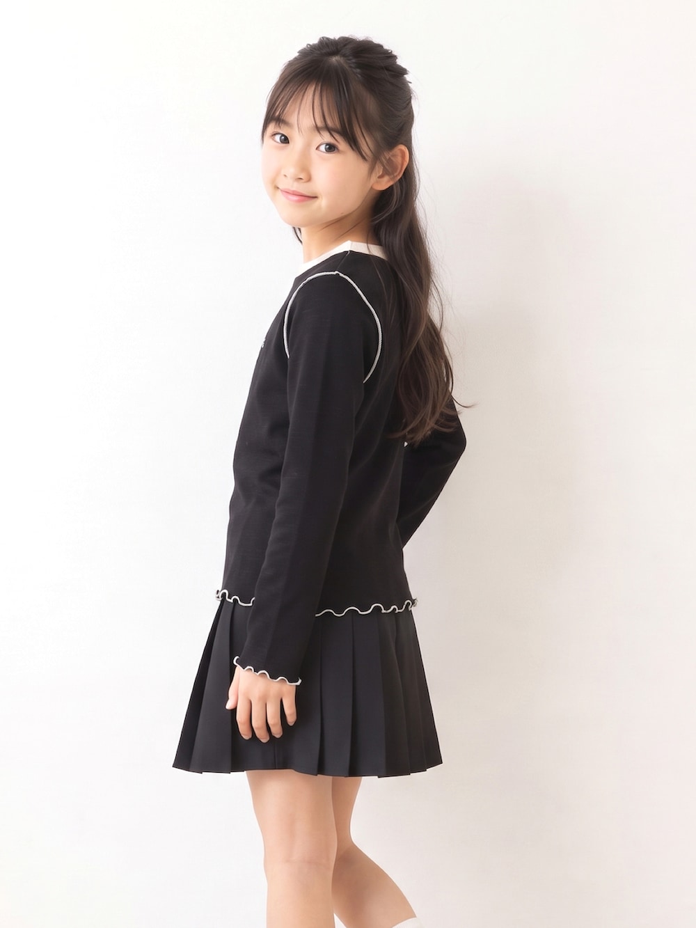 ブラック系のTシャツ/カットソーを着用したキッズの秋コーディネートの2枚目の写真