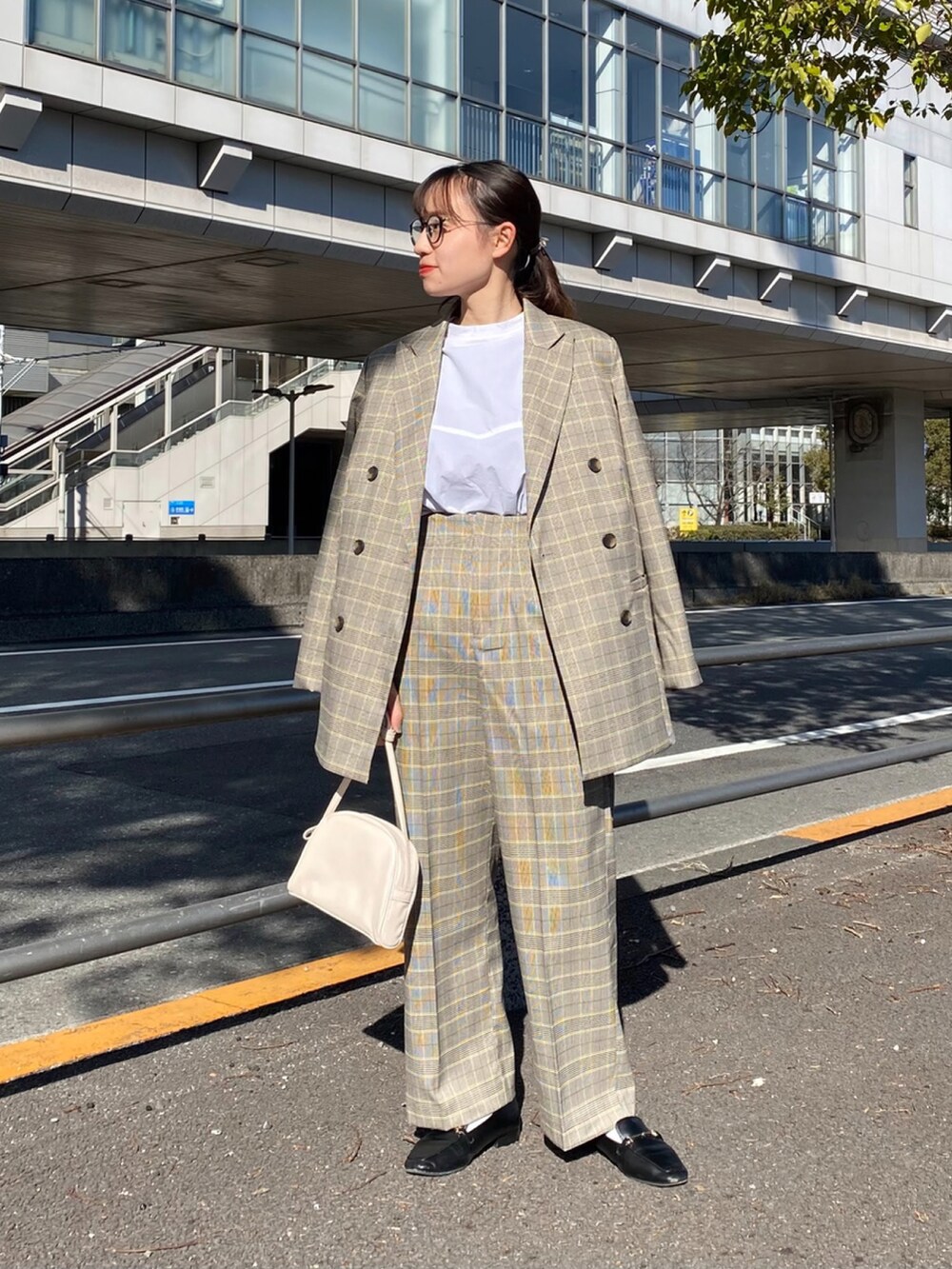 その他のテーラードジャケット、ホワイト系のシャツ/ブラウス、ブラック系のローファーを着用したレディースの冬コーディネートの2枚目の写真