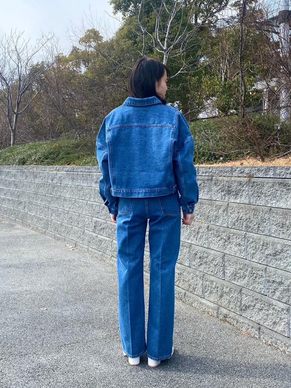 「ビッグシルエット、セットアップ、デニムジャケット、オレンジ、タックイン、SENSEOFPLACE、フレアパンツ、韓国ファッション、スクエアトゥ、カラーパレット」|「SENSE OF PLACE by URBAN RESEARCHのボリュームスリーブブラウス(シャツ/ブラウス、オレンジ系)」を使った、 AMIさん(レディース・158cm)の冬コーディネートの3枚目の写真