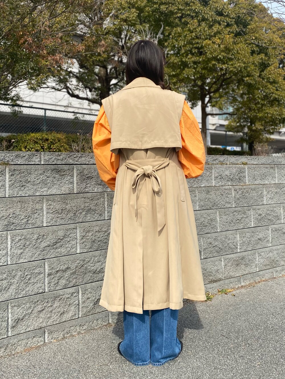 「デニム、トートバッグ、レイヤードスタイル、プチプラ、春アウター、SENSEOFPLACE、春コーデ、スクエアトゥ、ボリューム袖、パステル映える春」|「SENSE OF PLACE by URBAN RESEARCHのボリュームスリーブブラウス(シャツ/ブラウス、オレンジ系)」を使った、 AMIさん(レディース・158cm)の春コーディネートの4枚目の写真