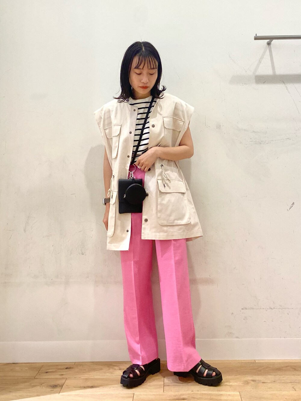 ホワイト系のTシャツ/カットソー、ベージュ系のベスト、ピンク系のその他パンツを着用したレディースの夏コーディネートの2枚目の写真