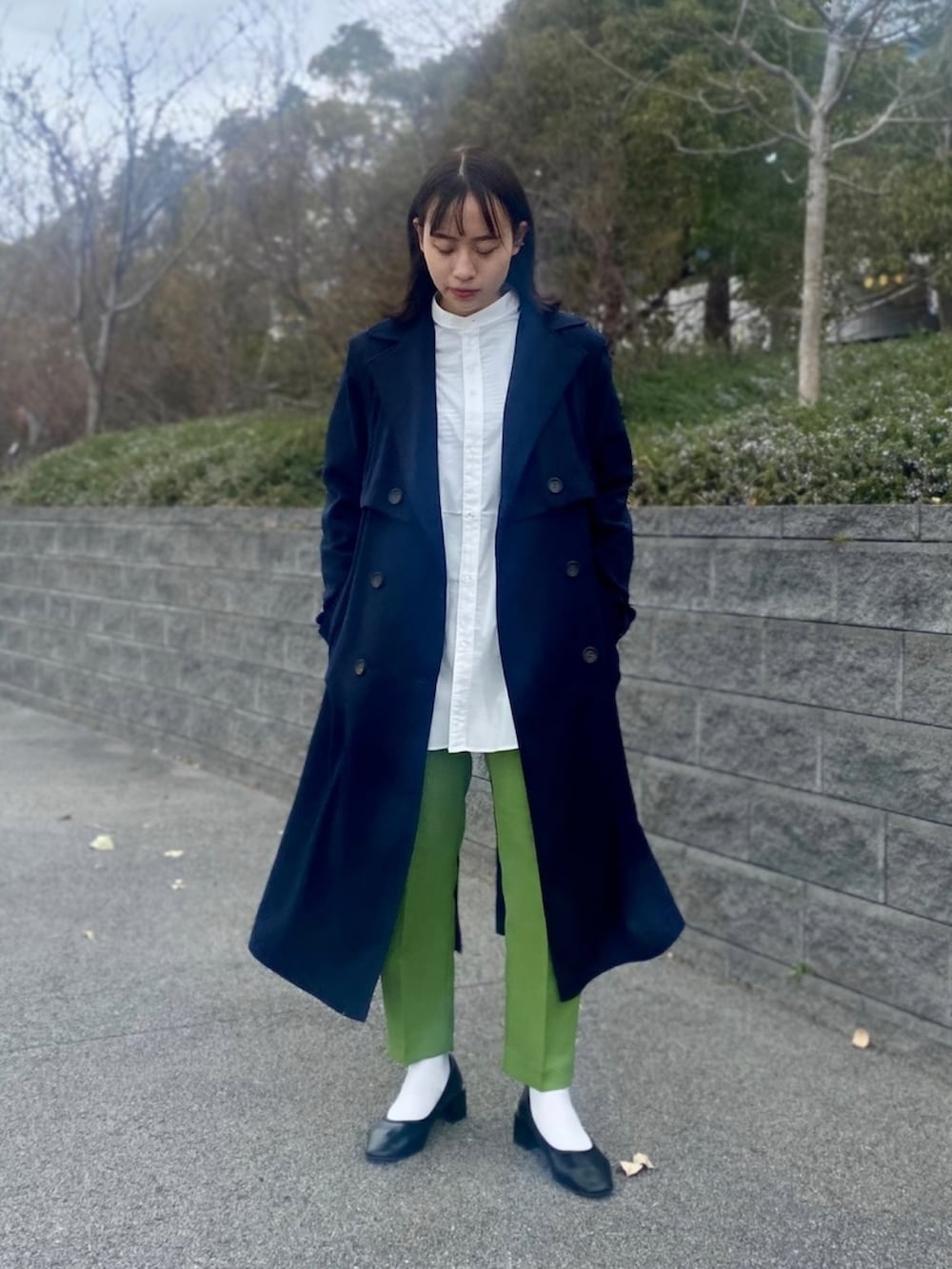 ホワイト系のシャツ/ブラウス、ブルー系のトレンチコート、グリーン系のその他パンツを着用したレディースの冬コーディネートの2枚目の写真