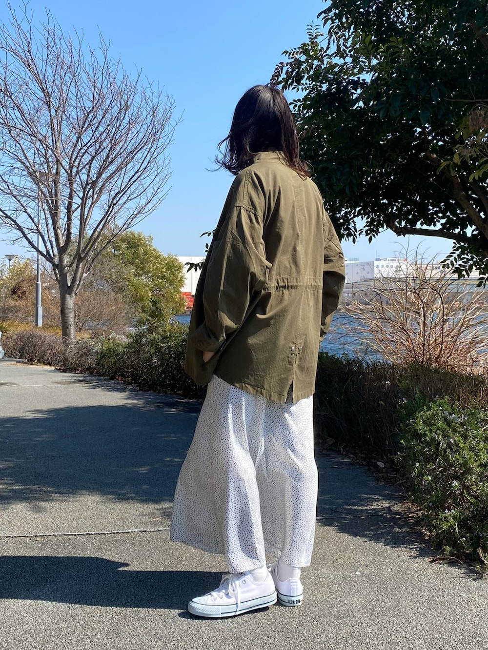 「コンバース、モッズコート、白スニーカー、プチプラ、タックイン、春アウター、SENSEOFPLACE、シンプルコーデ、マーメイドスカート、春コーデ」｜「SENSE OF PLACE by URBAN RESEARCHのオーガニックコットンチュニックトップ（Tシャツ/カットソー、ホワイト系）」を使った、　AMIさん（レディース・158cm）の春コーディネートの2枚目の写真