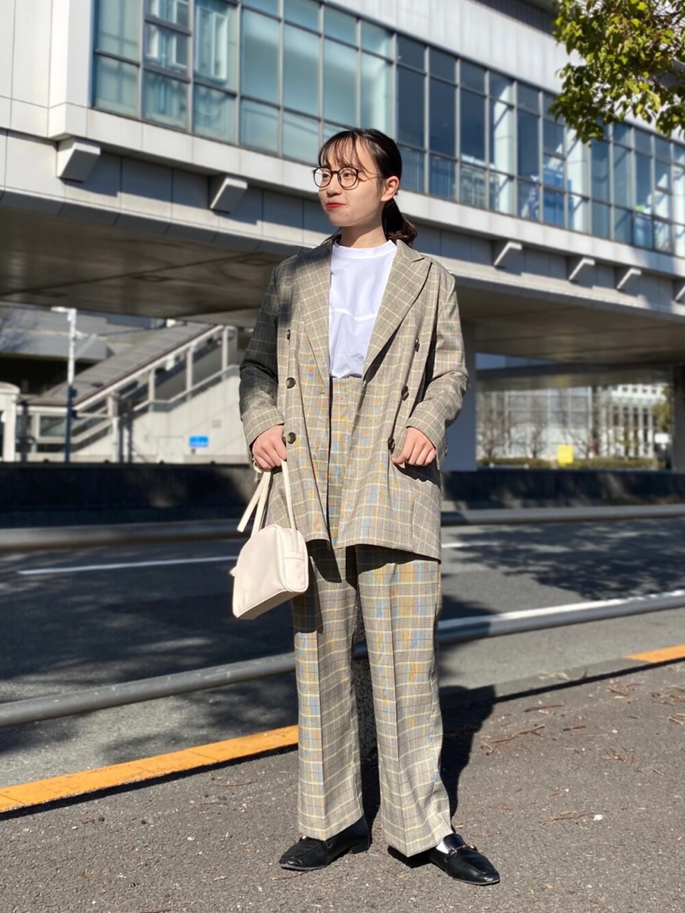 その他のテーラードジャケット、ホワイト系のシャツ/ブラウス、ブラック系のローファーを着用したレディースの冬コーディネートの3枚目の写真