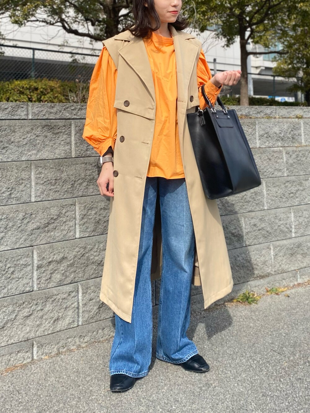 「デニム、トートバッグ、レイヤードスタイル、プチプラ、春アウター、SENSEOFPLACE、春コーデ、スクエアトゥ、ボリューム袖、パステル映える春」|「SENSE OF PLACE by URBAN RESEARCHのボリュームスリーブブラウス(シャツ/ブラウス、オレンジ系)」を使った、 AMIさん(レディース・158cm)の春コーディネートの2枚目の写真