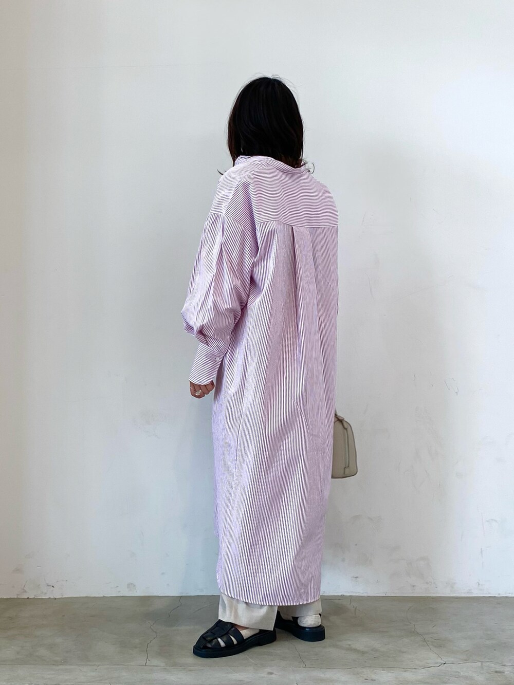 「ビッグシルエット、プチプラ、シャツワンピ、ボストンバッグ、SENSEOFPLACE、白パンツ、シャツスタイル、春夏コーデ、グルカサンダル」|「SENSE OF PLACE by URBAN RESEARCHの『One-C/低身長向けサイズ展開あり』コクーンスリーブシャツワンピース(シャツワンピース、パープル系)」を使った、 AMIさん(レディース・158cm)の春コーディネートの2枚目の写真