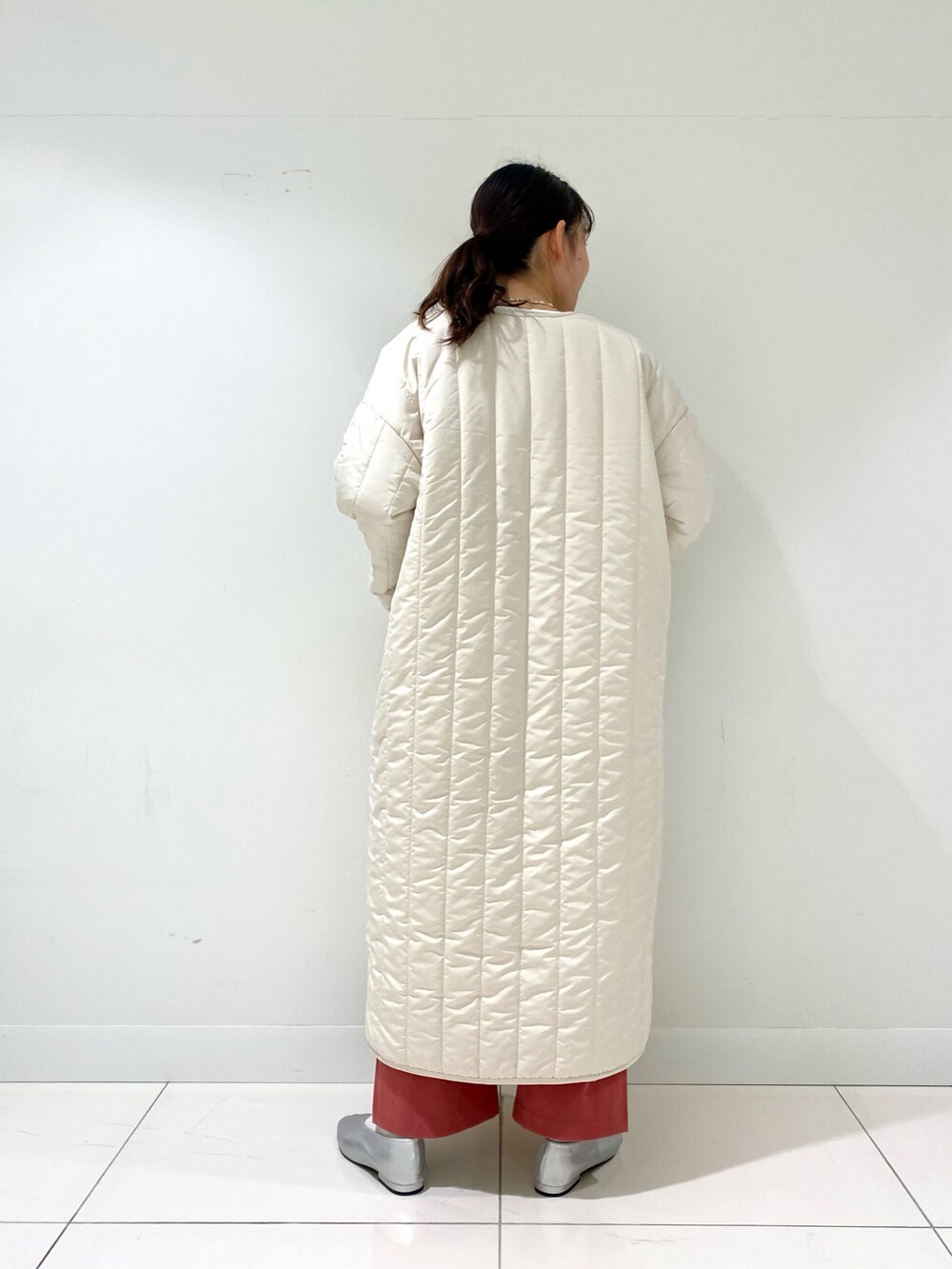 ホワイト系のニット/セーター、ピンク系のその他パンツ、シルバー系のパンプスを着用したレディースの冬コーディネートの3枚目の写真