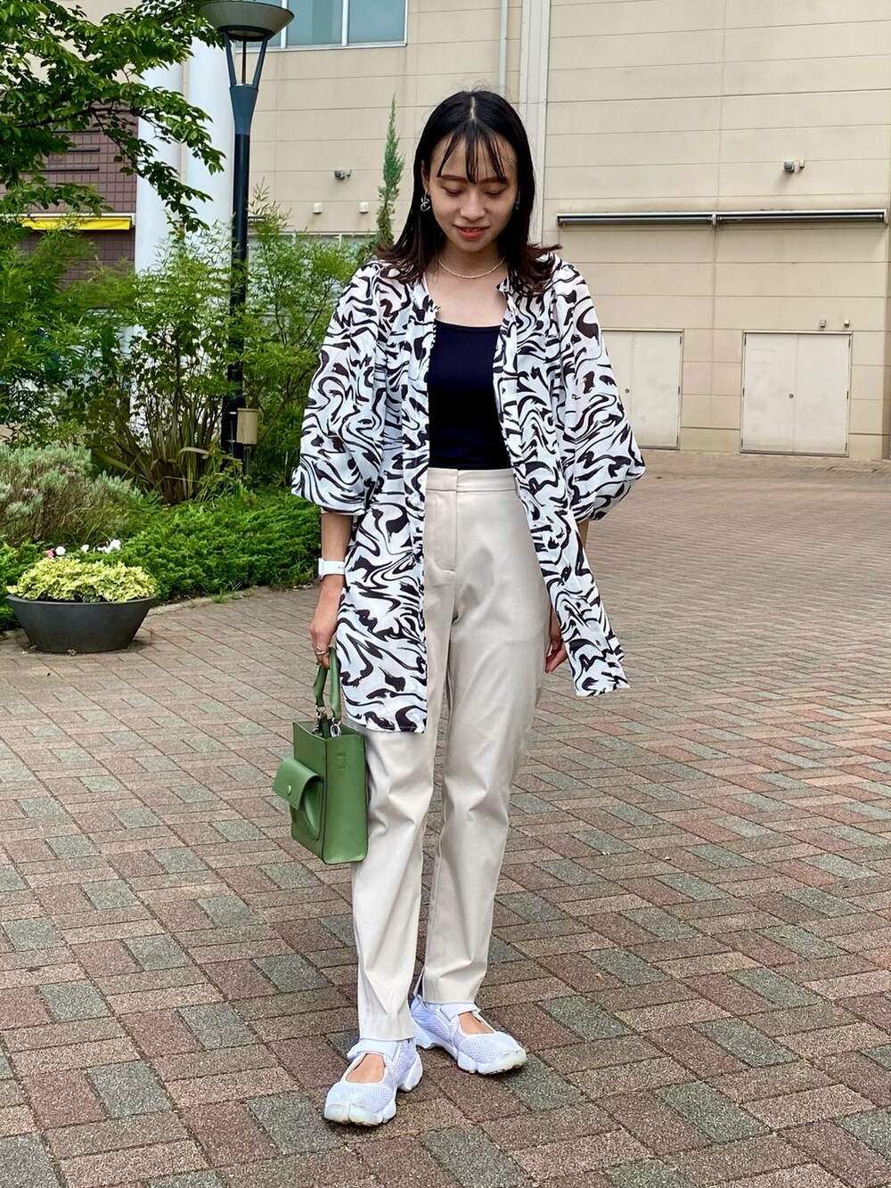 ホワイト系のシャツ/ブラウス、ベージュ系のその他パンツ、ホワイト系のシューズを着用したレディースの夏コーディネートの2枚目の写真