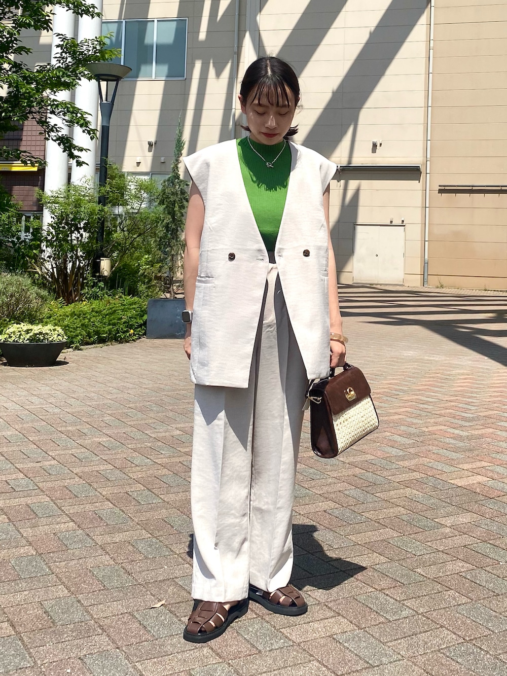 グリーン系のニット/セーター、ベージュ系のその他アウター、ベージュ系のその他パンツを着用したレディースの夏コーディネートの2枚目の写真