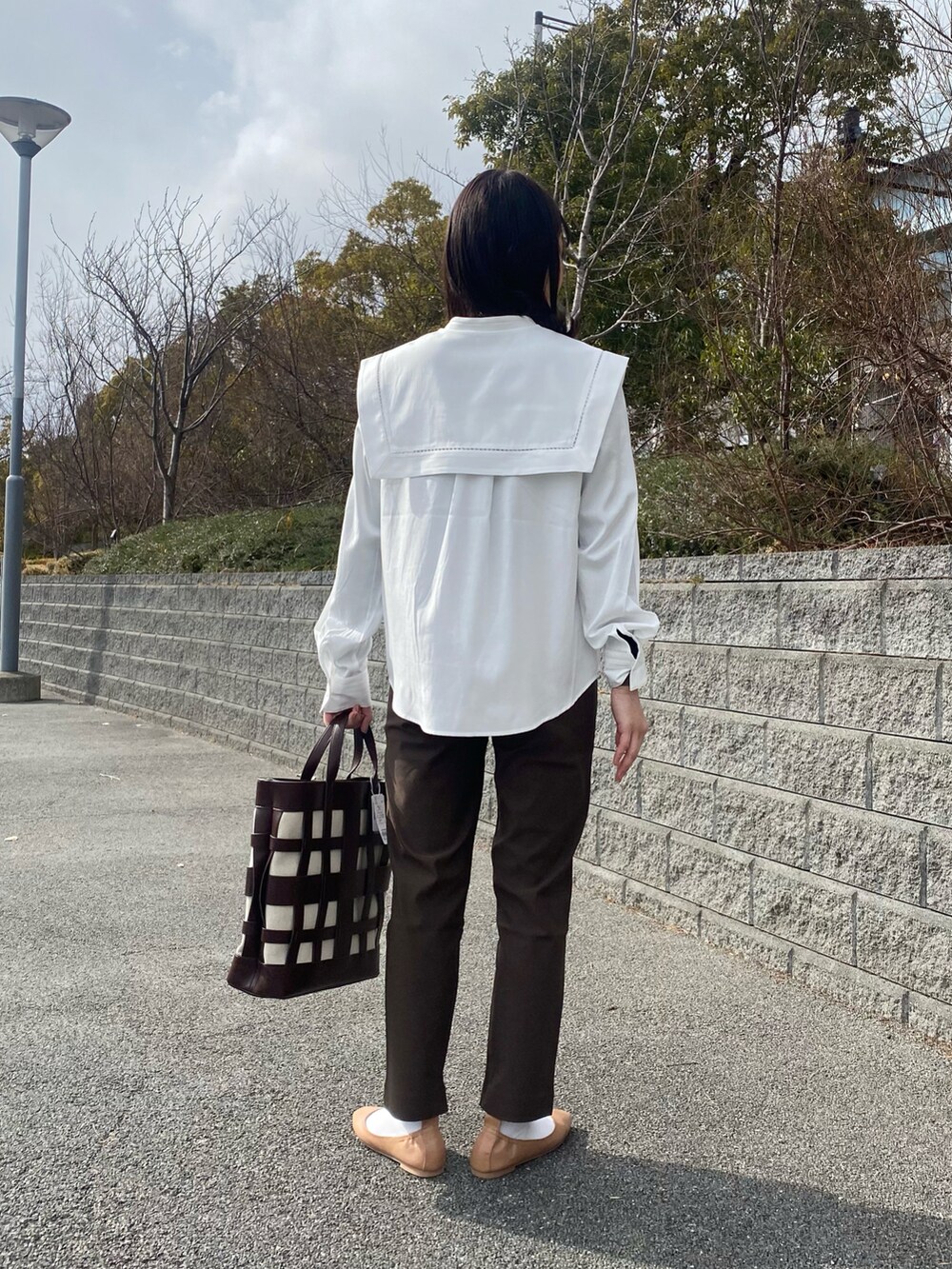 ホワイト系のシャツ/ブラウス、ブラウン系のその他パンツ、ブラウン系のトートバッグを着用したレディースの冬コーディネートの3枚目の写真