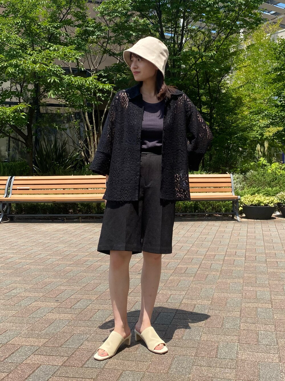 ブラック系のシャツ/ブラウス、ブラック系のその他パンツ、ホワイト系のサンダルを着用したレディースの夏コーディネートの2枚目の写真