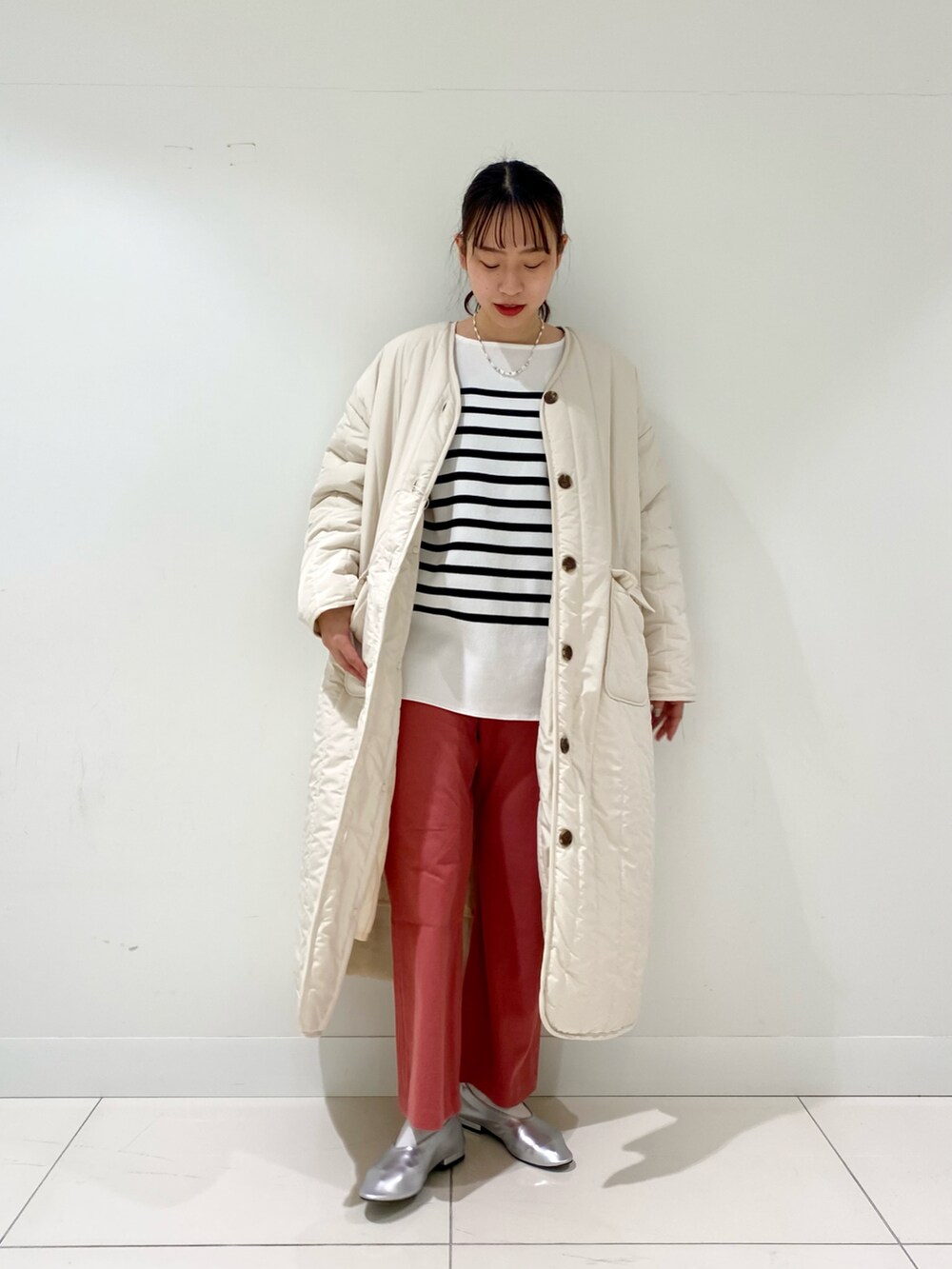 ホワイト系のニット/セーター、ピンク系のその他パンツ、シルバー系のパンプスを着用したレディースの冬コーディネートの2枚目の写真