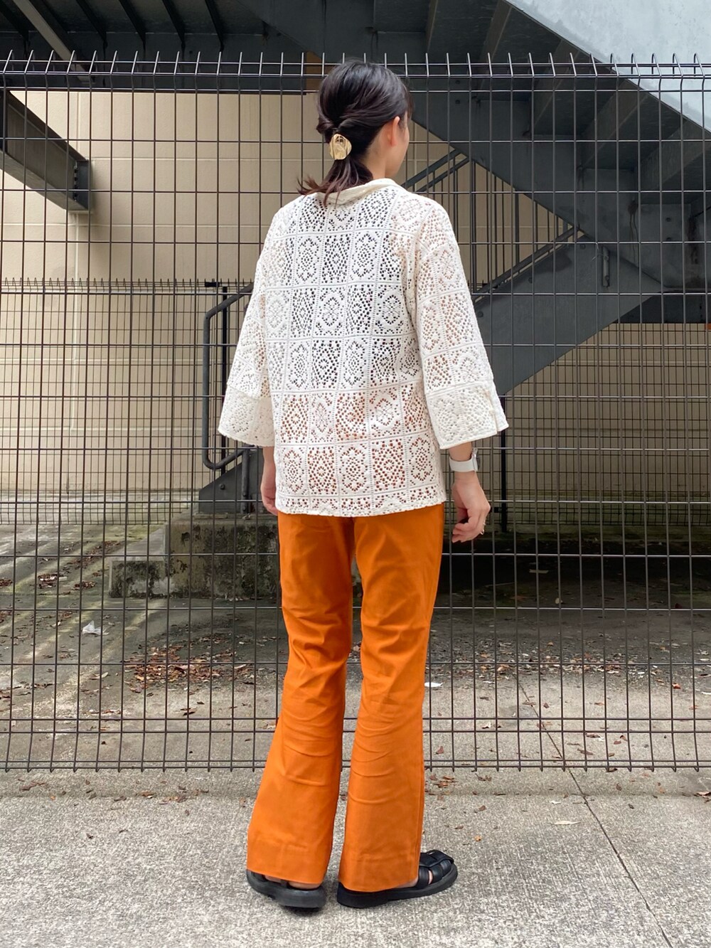 ホワイト系のシャツ/ブラウス、イエロー系のその他パンツ、ブラック系のサンダルを着用したレディースの夏コーディネートの2枚目の写真