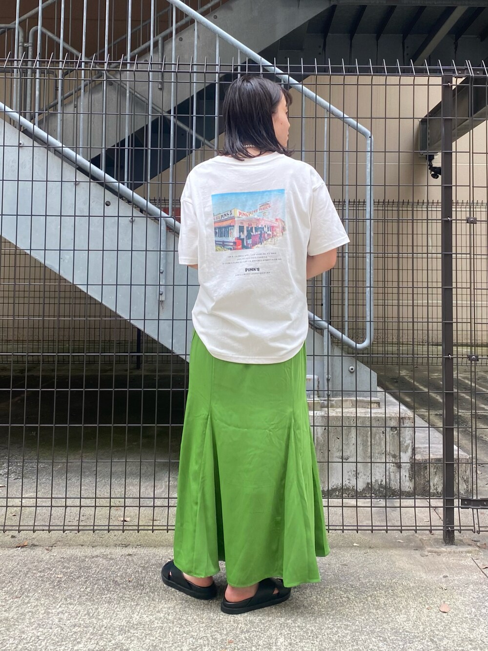 その他のTシャツ/カットソー、グリーン系のスカート、ブラック系のショルダーバッグを着用したレディースの夏コーディネートの3枚目の写真