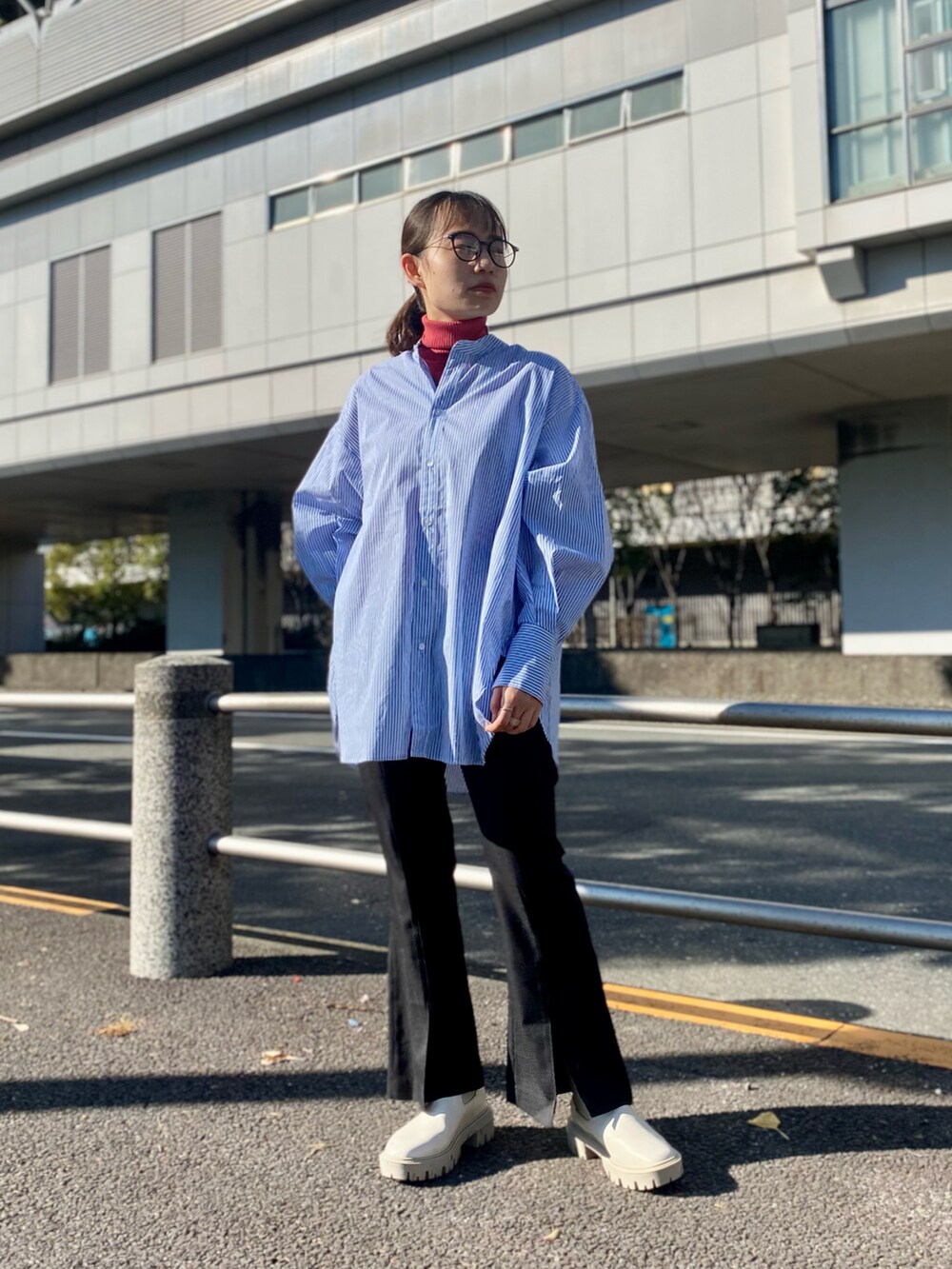 ブルー系のシャツ/ブラウス、ピンク系のニット/セーター、ホワイト系のブーツを着用したレディースの冬コーディネートの2枚目の写真