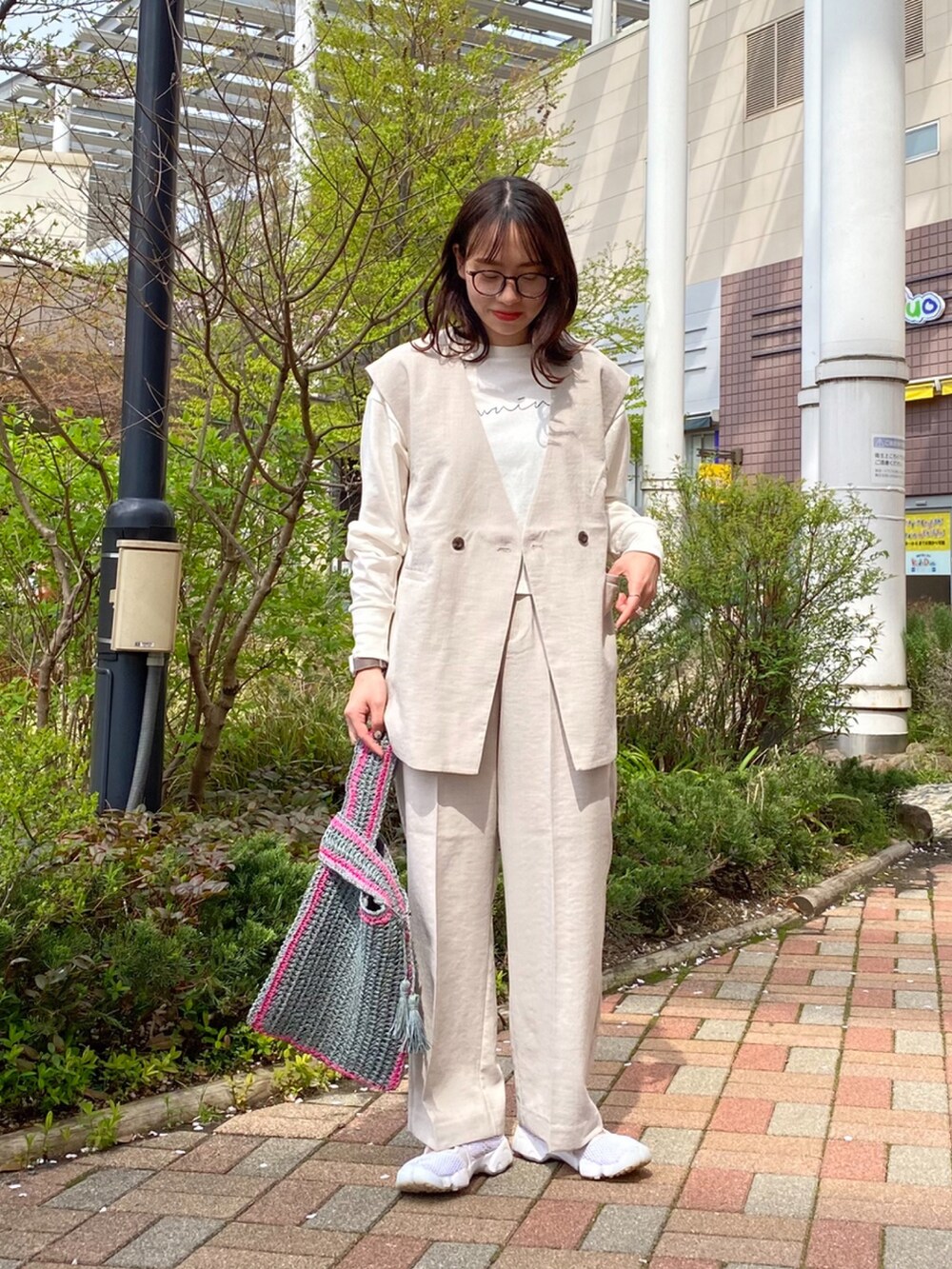 ベージュ系のその他アウター、ベージュ系のその他パンツ、その他のTシャツ/カットソーを着用したレディースの春コーディネートの2枚目の写真