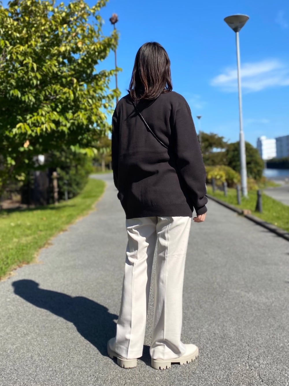 「カーディガン、ビッグシルエット、ショルダーバッグ、レイヤードスタイル、タートルネック、プチプラ、ファーバッグ、フレアパンツ、スクエアバッグ、wearhalloween2021、白スニーカー」｜「SENSE OF PLACE by URBAN RESEARCHのクルーネックカーディガン（カーディガン/ボレロ、グレー系）」を使った、　AMIさん（レディース・158cm）の秋コーディネートの2枚目の写真