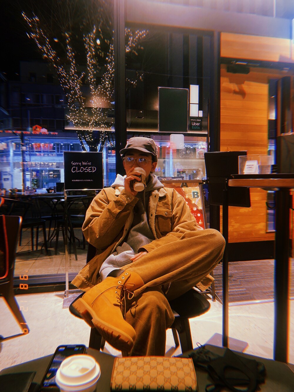 グレー系のパーカーを着用したメンズの冬コーディネートの2枚目の写真