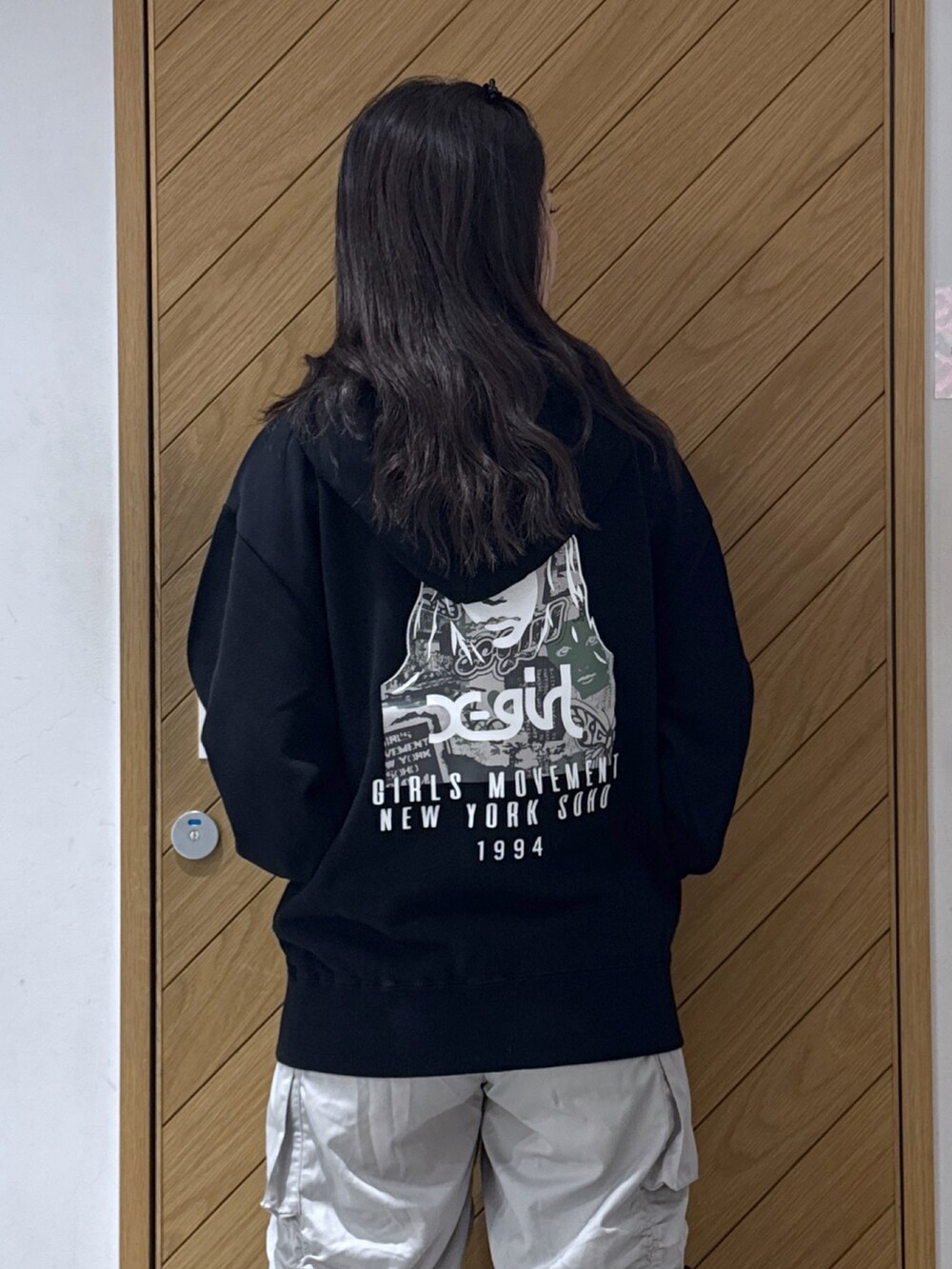 ブラック系のパーカー、グレー系のその他パンツ、ブラック系のスニーカーを着用したレディースの秋コーディネートの3枚目の写真