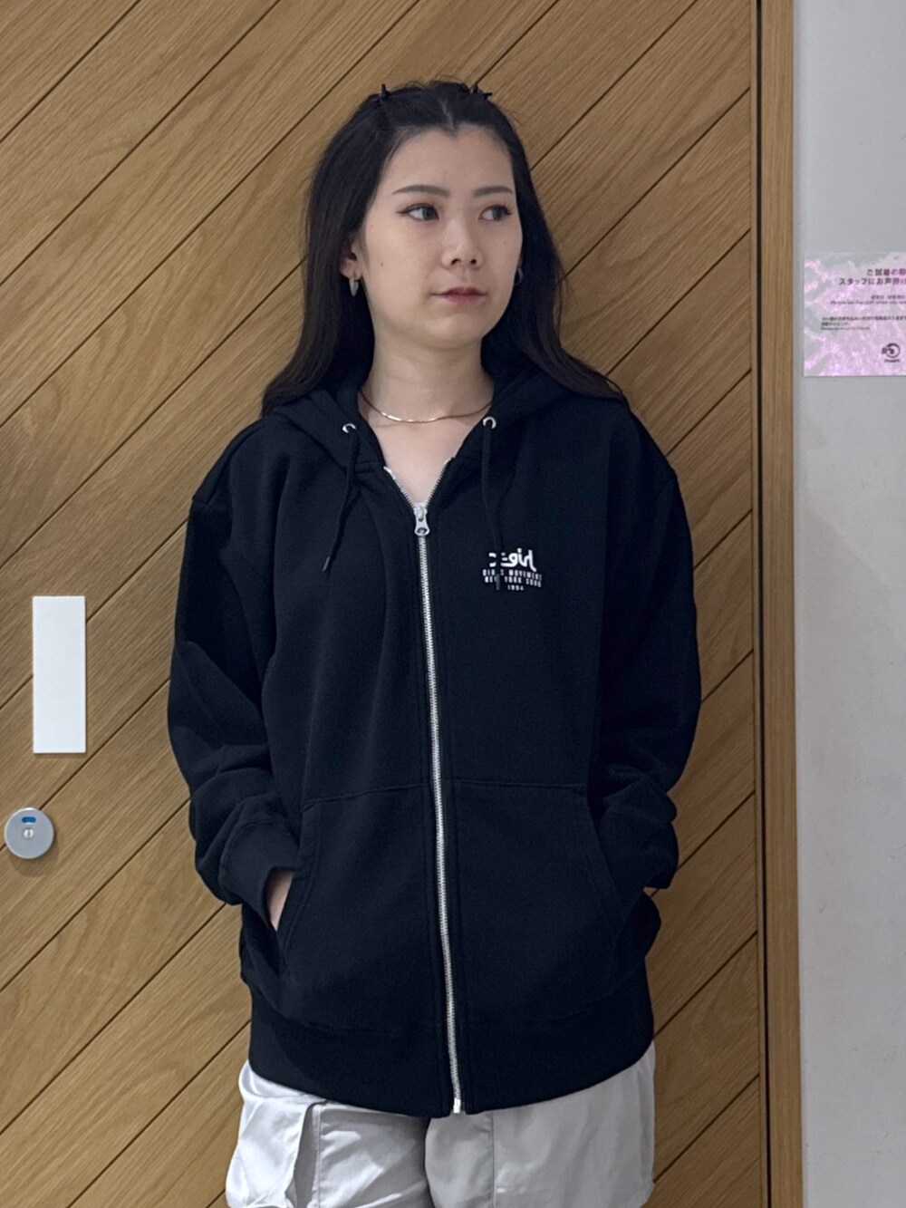 ブラック系のパーカー、グレー系のその他パンツ、ブラック系のスニーカーを着用したレディースの秋コーディネートの4枚目の写真
