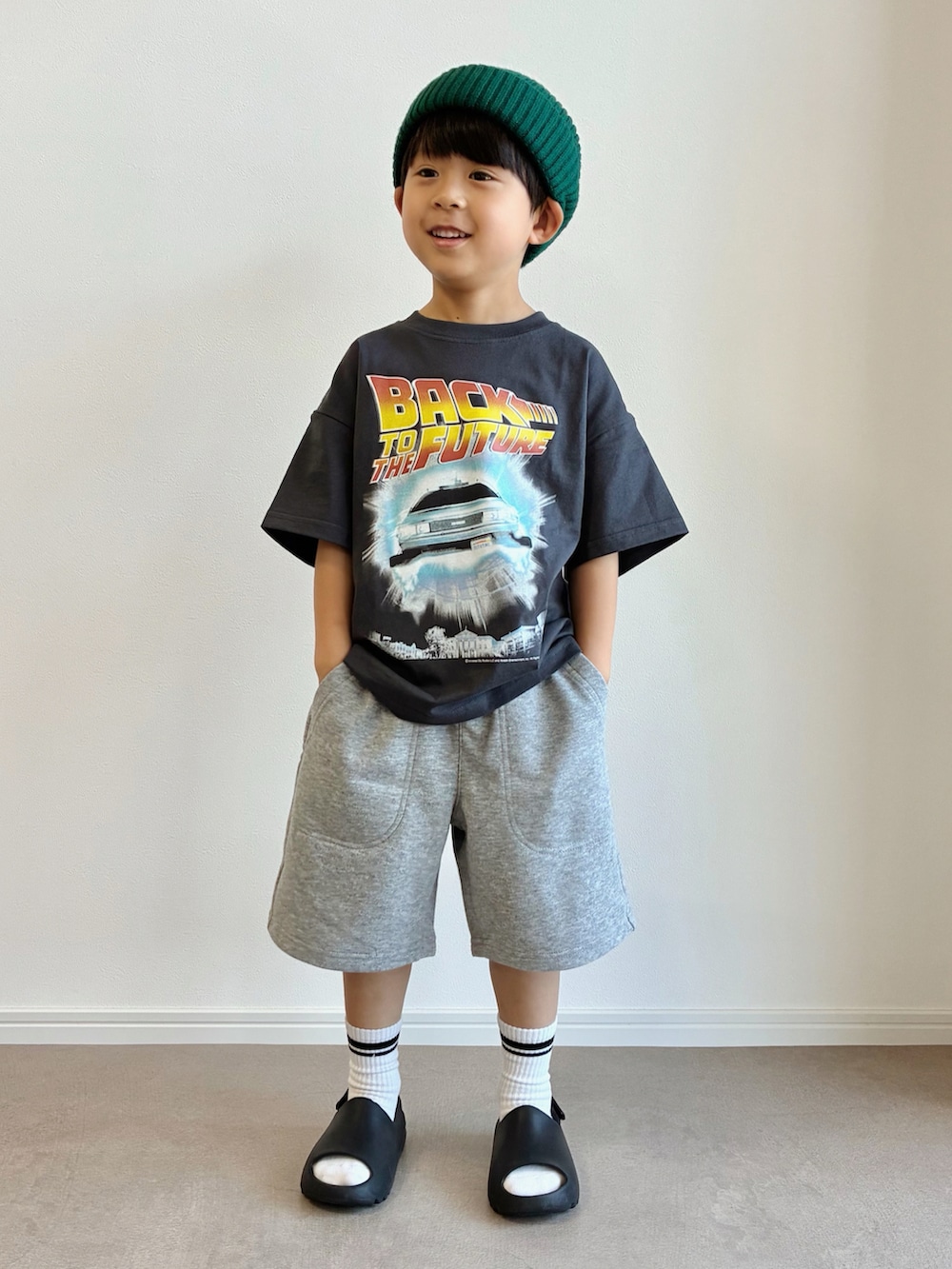 ブラック系のサンダル、グレー系のTシャツ/カットソー、グレー系のパンツを着用したキッズの夏コーディネートの2枚目の写真
