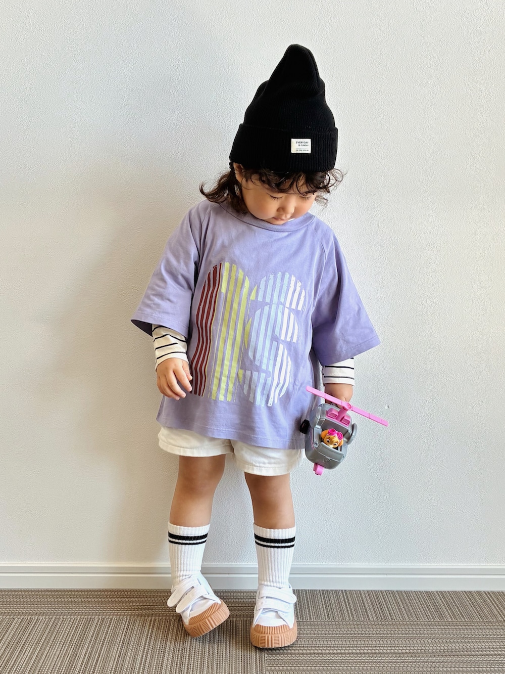 ベージュ系のTシャツ/カットソー、パープル系のTシャツ/カットソー、ホワイト系のパンツを着用したキッズの秋コーディネートの3枚目の写真