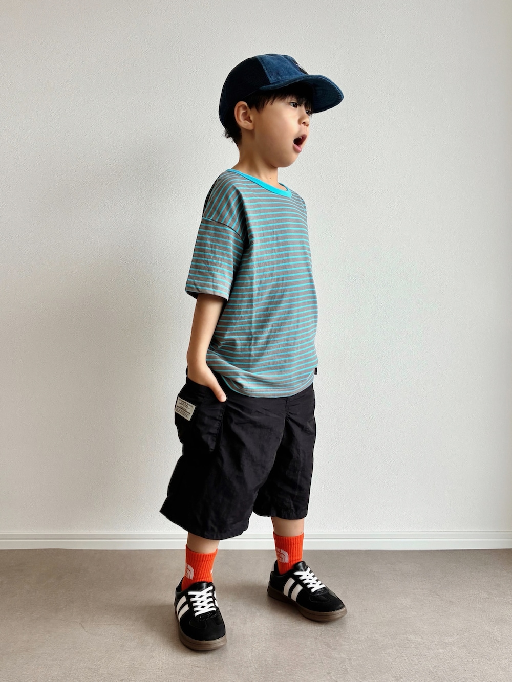 グレー系のTシャツ/カットソー、ブラック系のスニーカー、グレー系のカーゴパンツを着用したキッズの夏コーディネートの2枚目の写真