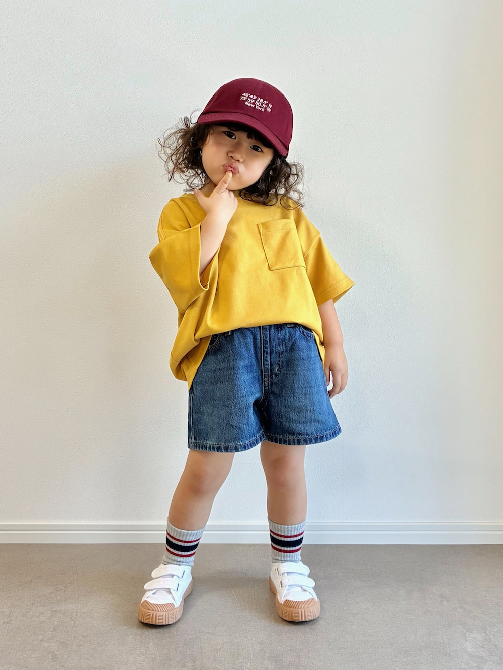 イエロー系のTシャツ/カットソー、ブルー系のデニムパンツ、ベージュ系のスリッポンを着用したキッズの夏コーディネートの2枚目の写真