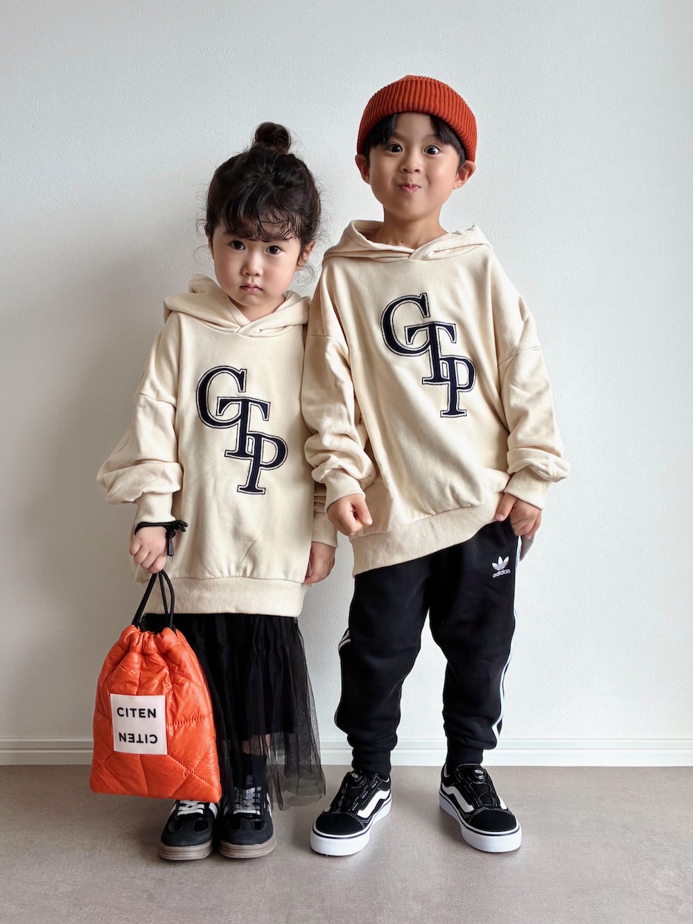 オレンジ系のショルダーバッグ、ホワイト系のTシャツ/カットソー、ホワイト系のTシャツ/カットソーを着用したキッズの秋コーディネートの2枚目の写真