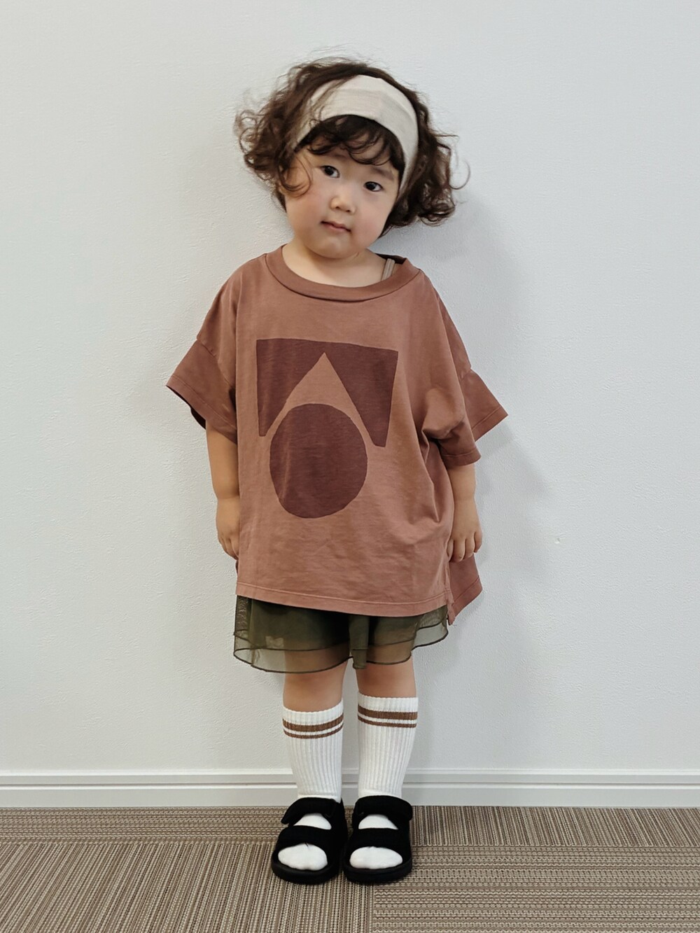 グリーン系のカーゴパンツ、ブラック系のサンダル、ブラック系のサンダルを着用したキッズの夏コーディネートの3枚目の写真