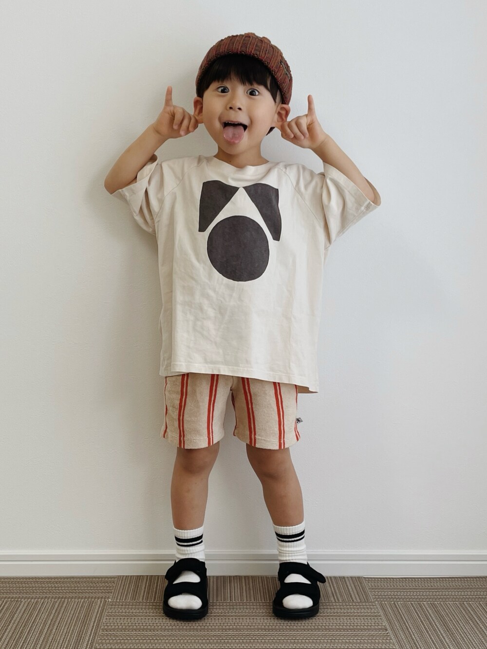 「スポーツミックス、サンダル、キッズコーデ、ハーフパンツ、カジュアルコーデ、キッズファッション、ビタミンカラー、初夏コーデ、男の子コーデ、女の子コーデ、4歳、2歳、兄妹コーデ」｜「DENIM DUNGAREEのアイテム（ニットキャップ/ビーニー、オレンジ系）」を使った、とりしゅりさん（キッズ・100cm）の夏コーディネートの2枚目の写真