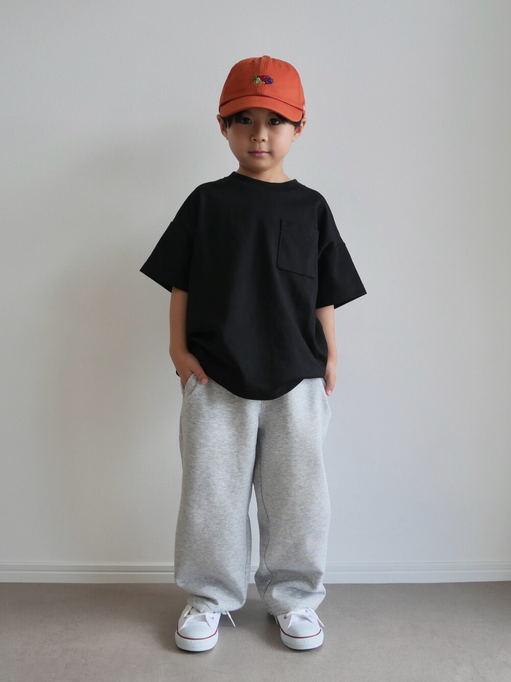 ブラック系のTシャツ/カットソー、グレー系のスウェットパンツ、ホワイト系のスニーカーを着用したキッズの夏コーディネートの2枚目の写真
